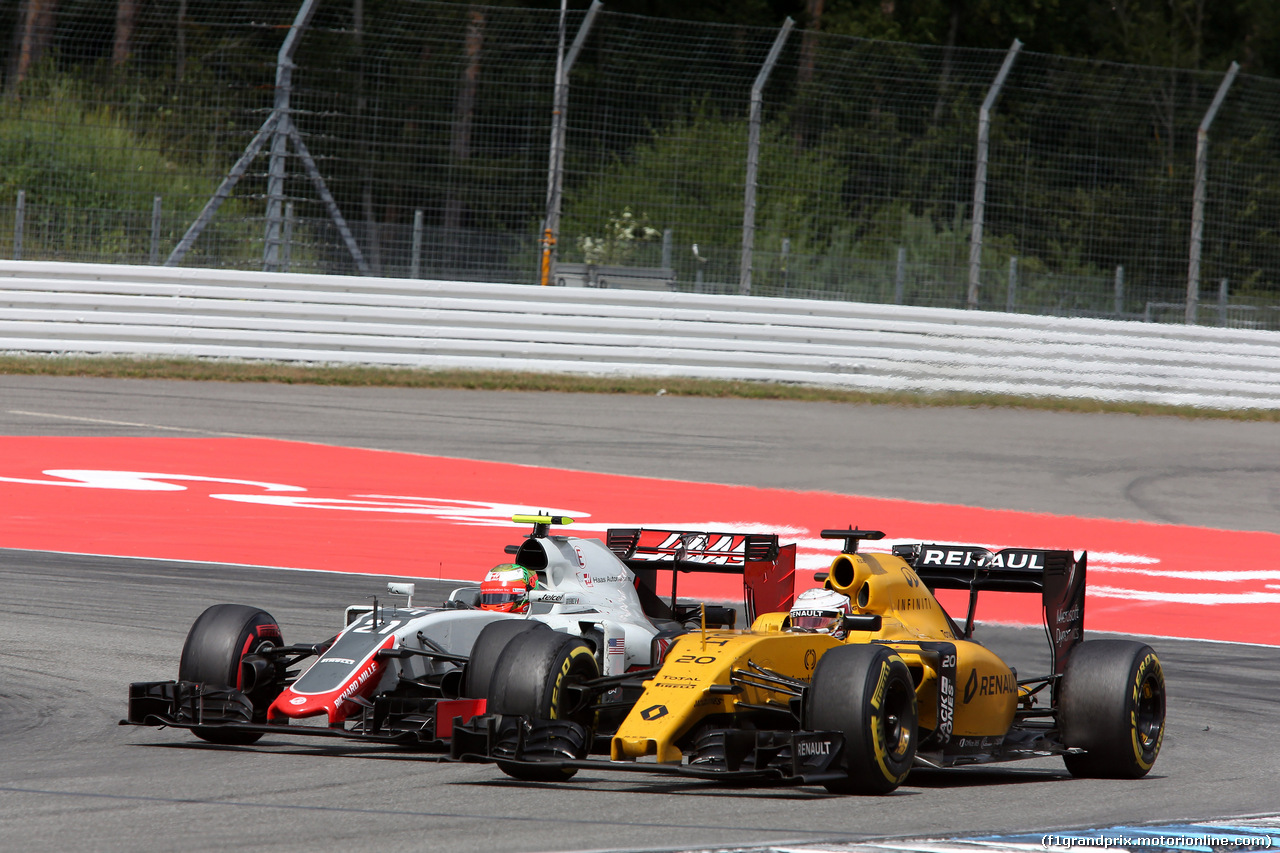 GP GERMANIA, 31.07.2016 - Gara, Esteban Gutierrez (MEX) Haas F1 Team VF-16 e Kevin Magnussen (DEN) Renault Sport F1 Team RS16
