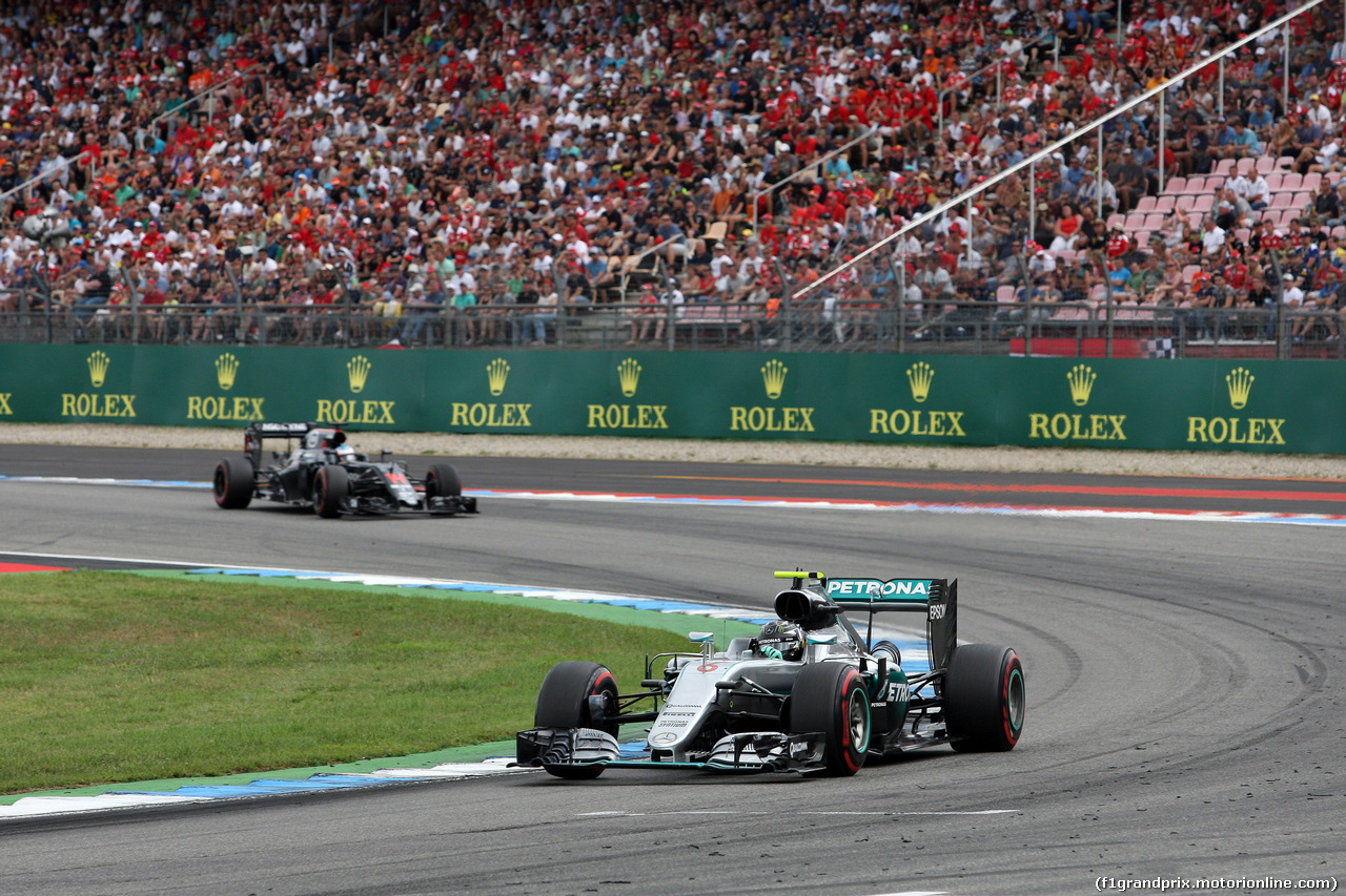 GP GERMANIA, 31.07.2016 - Gara, Nico Rosberg (GER) Mercedes AMG F1 W07 Hybrid davanti a Fernando Alonso (ESP) McLaren Honda MP4-31