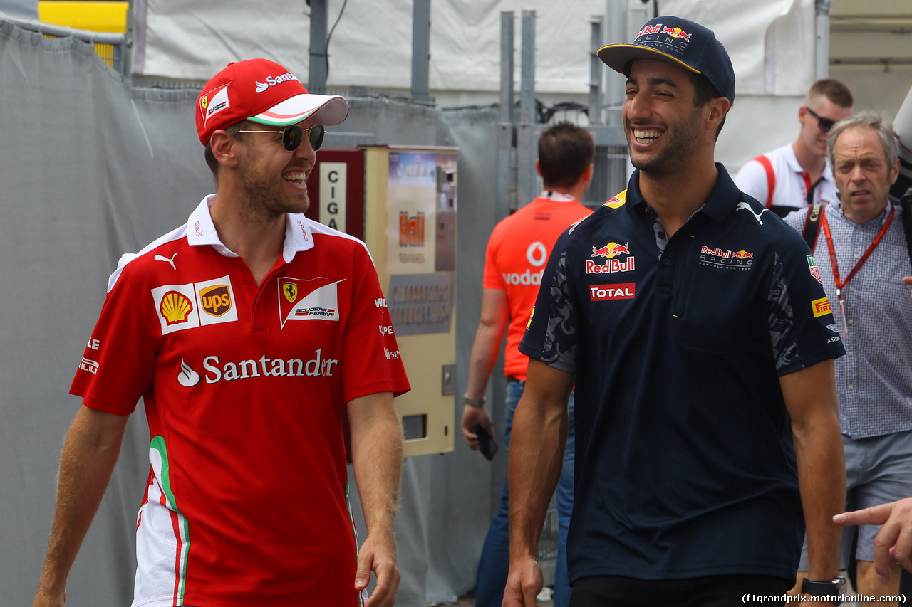 GP GERMANIA, 28.07.2016 - Sebastian Vettel (GER) Ferrari SF16-H e Daniel Ricciardo (AUS) Red Bull Racing RB12