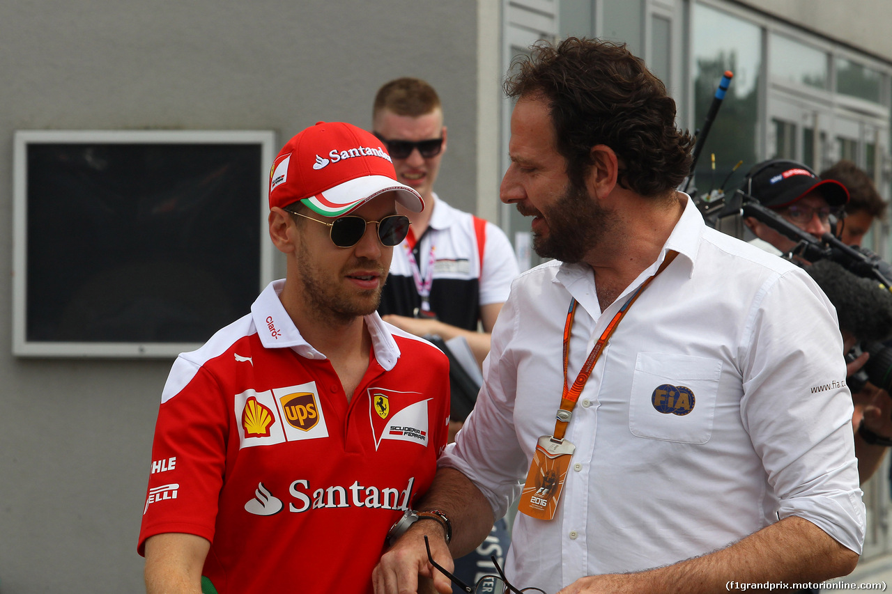 GP GERMANIA, 28.07.2016 - Sebastian Vettel (GER) Ferrari SF16-H e Matteo Bonciani (ITA), F1 Head of Communications