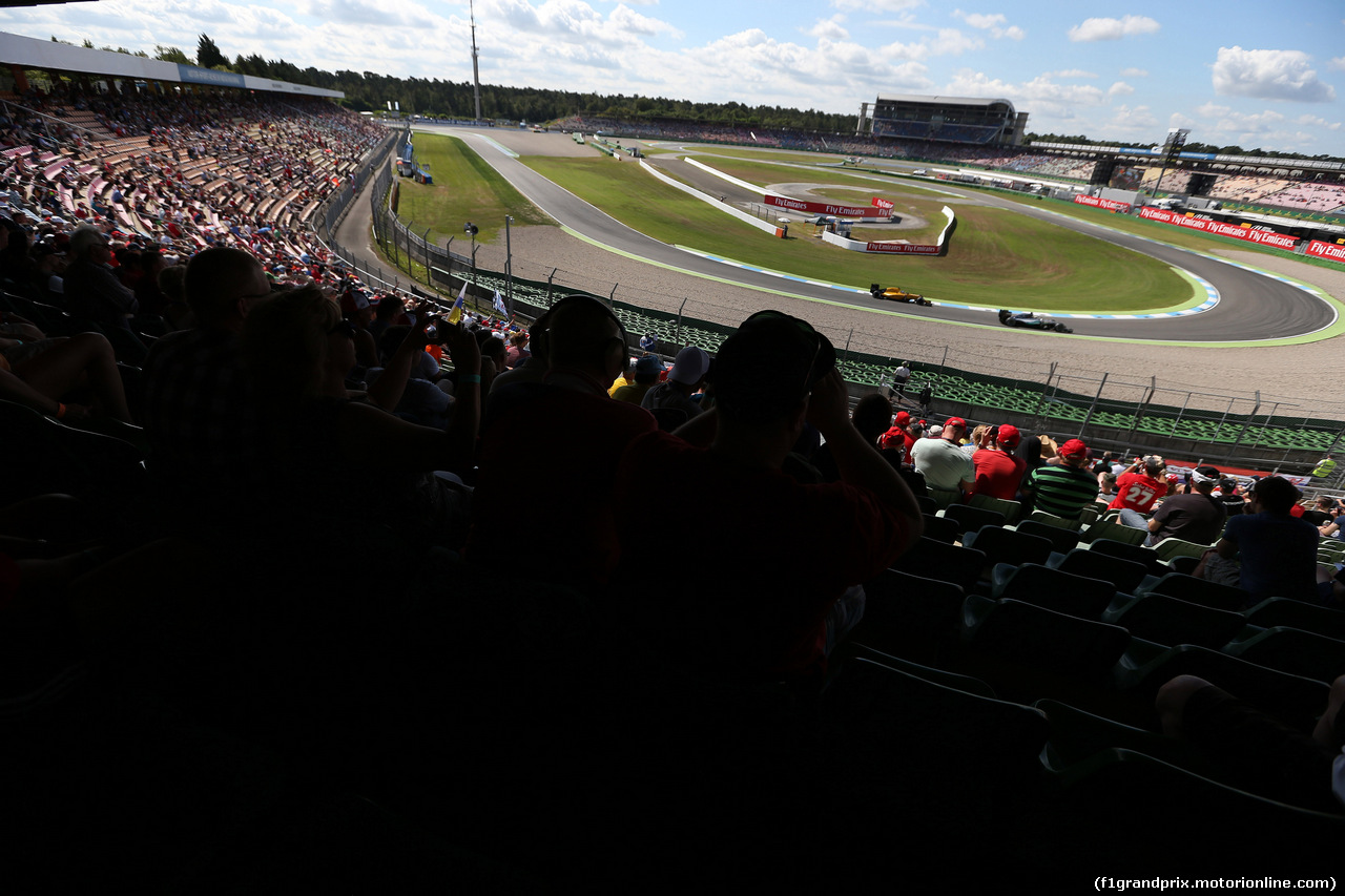 GP GERMANIA, 30.07.2016 - Prove Libere 3, Jolyon Palmer (GBR) Renault Sport F1 Team RS16 e Lewis Hamilton (GBR) Mercedes AMG F1 W07 Hybrid