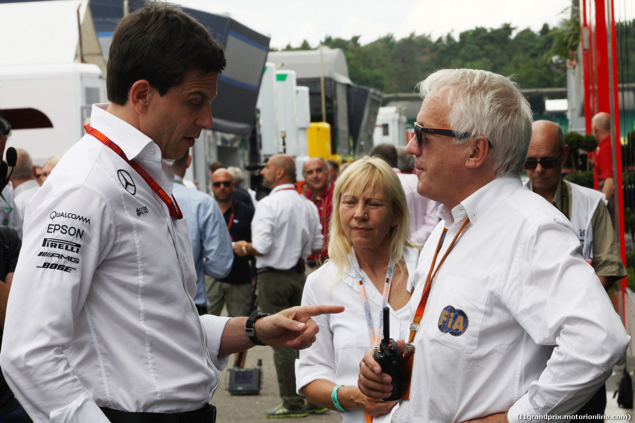 GP GERMANIA, 30.07.2016 - Qualifiche, Toto Wolff (GER) Mercedes AMG F1 Shareholder e Executive Director e Charlie Whiting (GBR), Gara director e safety delegate