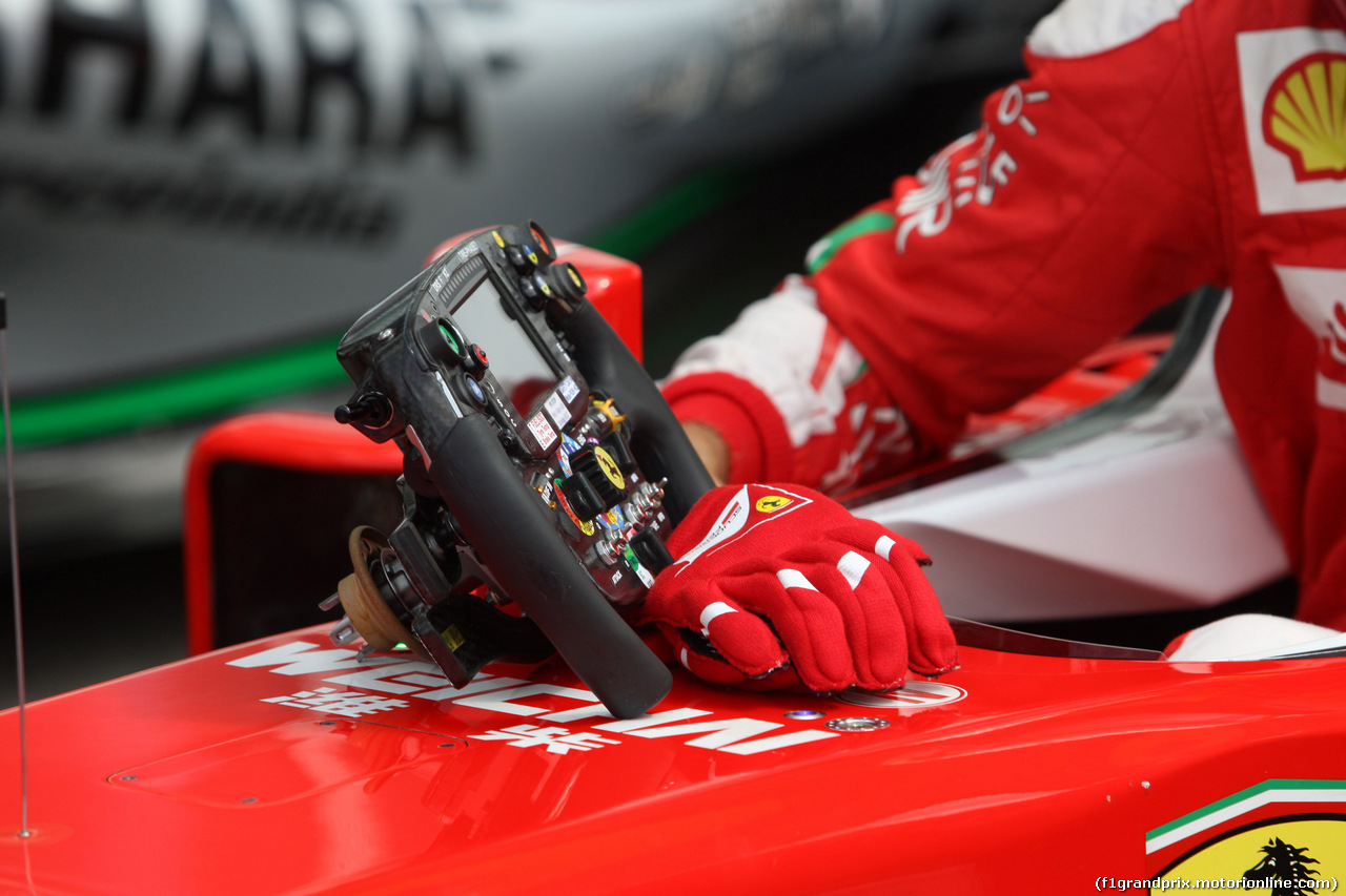 GP GERMANIA, 30.07.2016 - Qualifiche, The steering wheel e gloves of Sebastian Vettel (GER) Ferrari SF16-H