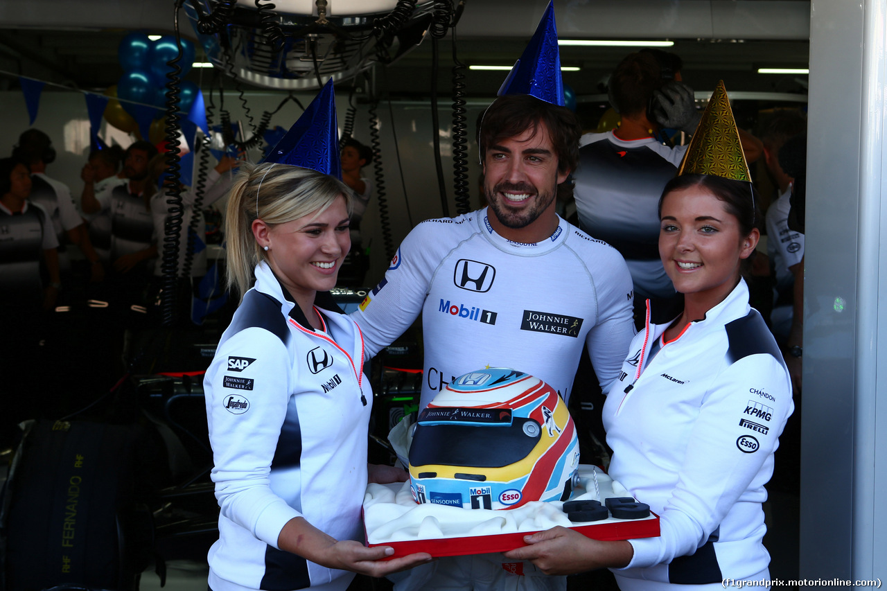 GP GERMANIA, 29.07.2016 - Prove Libere 1, Fernando Alonso (ESP) McLaren celebrates his 35th birthday with a cake from the team