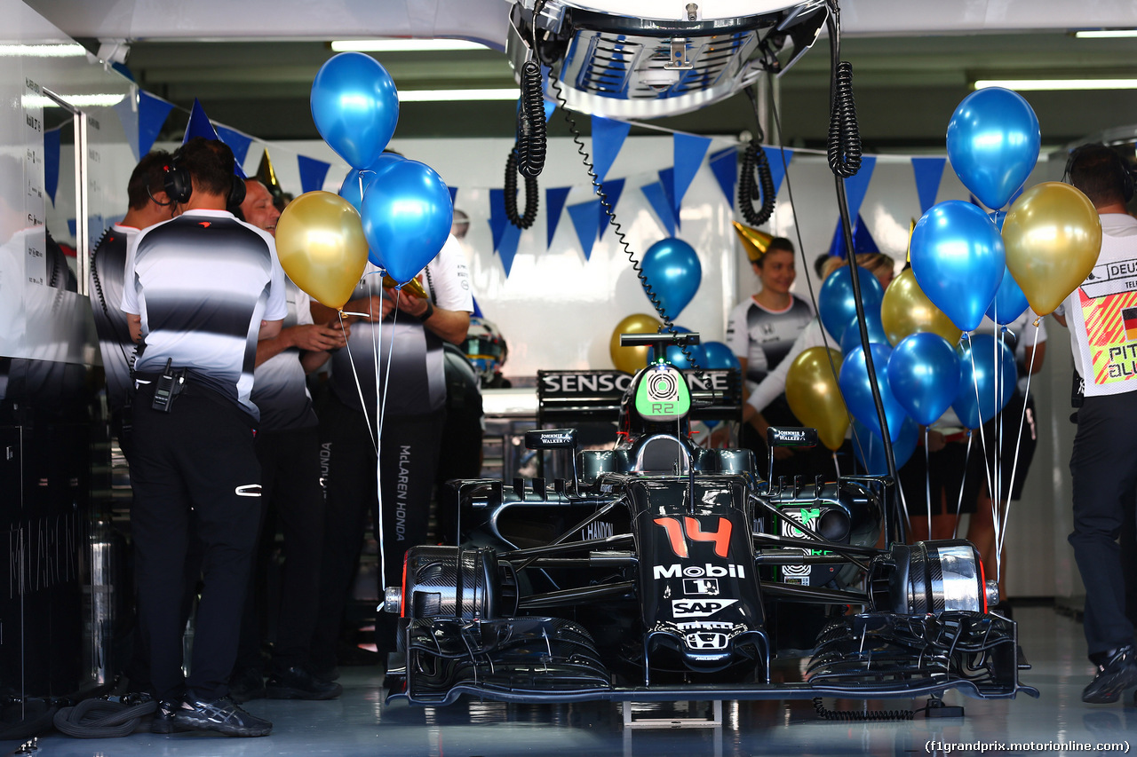 GP GERMANIA, 29.07.2016 - Prove Libere 1, Birthday balloons e bunting in the McLaren garage to celebrate the 35th birthday of Fernando Alonso (ESP) McLaren.