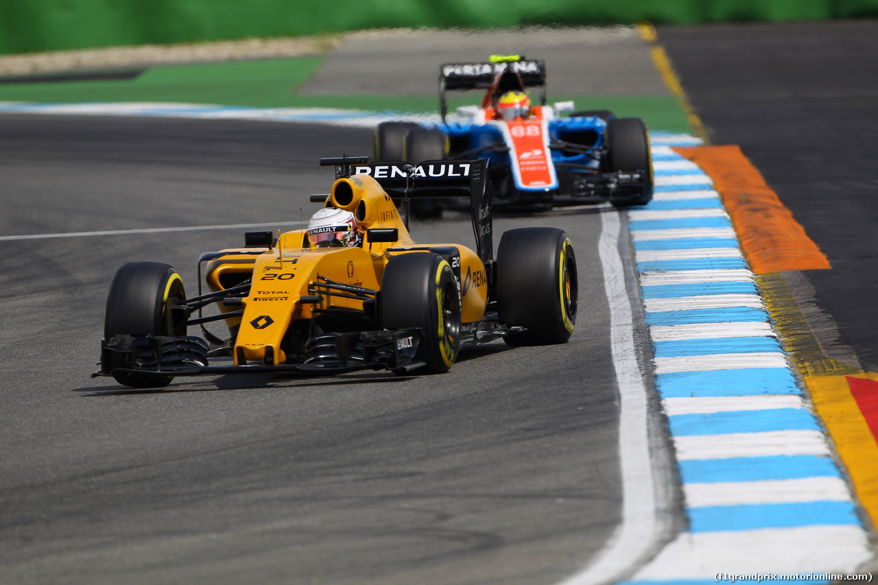 GP GERMANIA, 29.07.2016 - Prove Libere 2, Kevin Magnussen (DEN) Renault Sport F1 Team RS16 e Rio Haryanto (IDN) Manor Racing MRT05