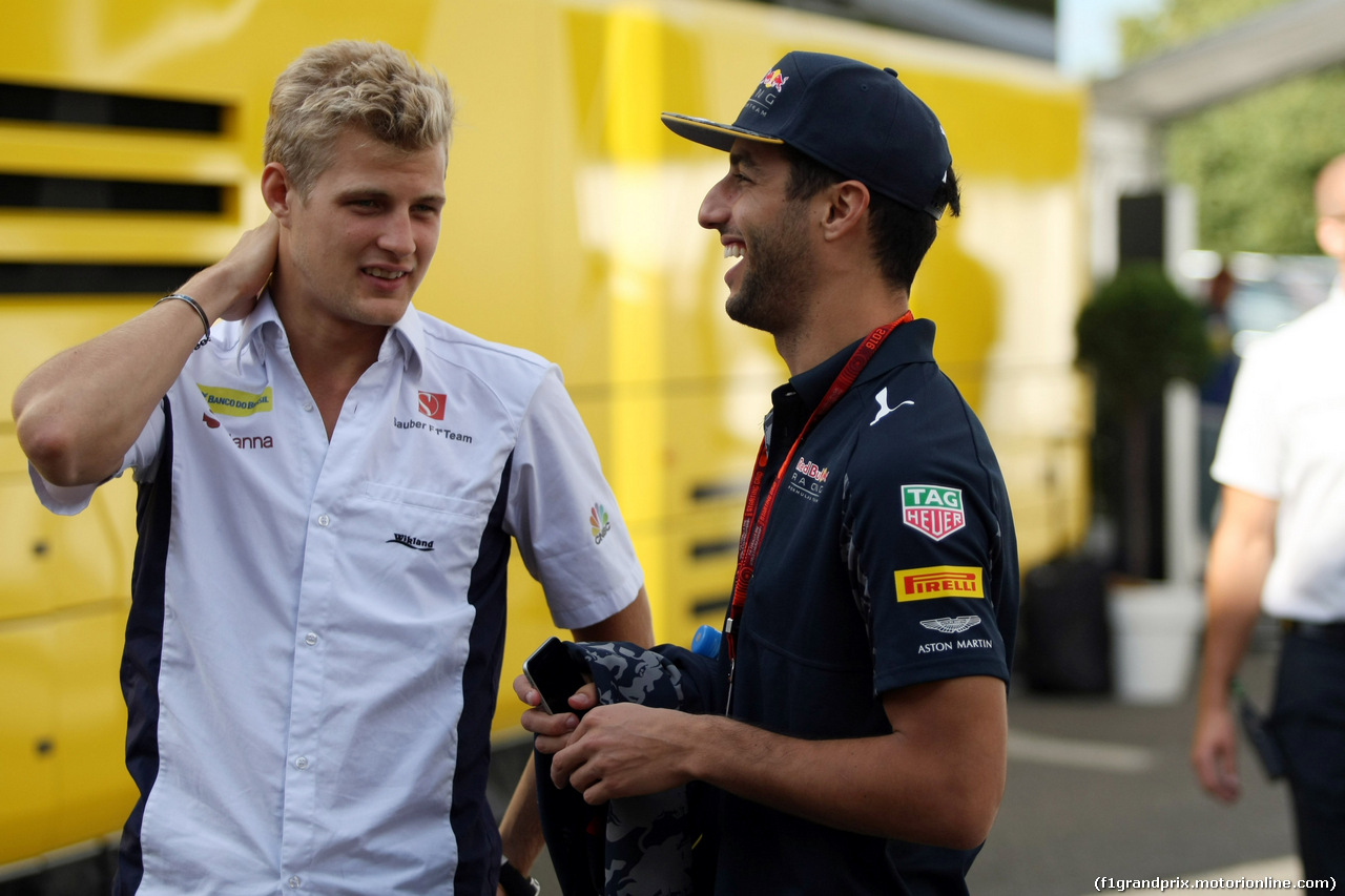 GP GERMANIA, 29.07.2016 - Marcus Ericsson (SUE) Sauber C34 e Daniel Ricciardo (AUS) Red Bull Racing RB12