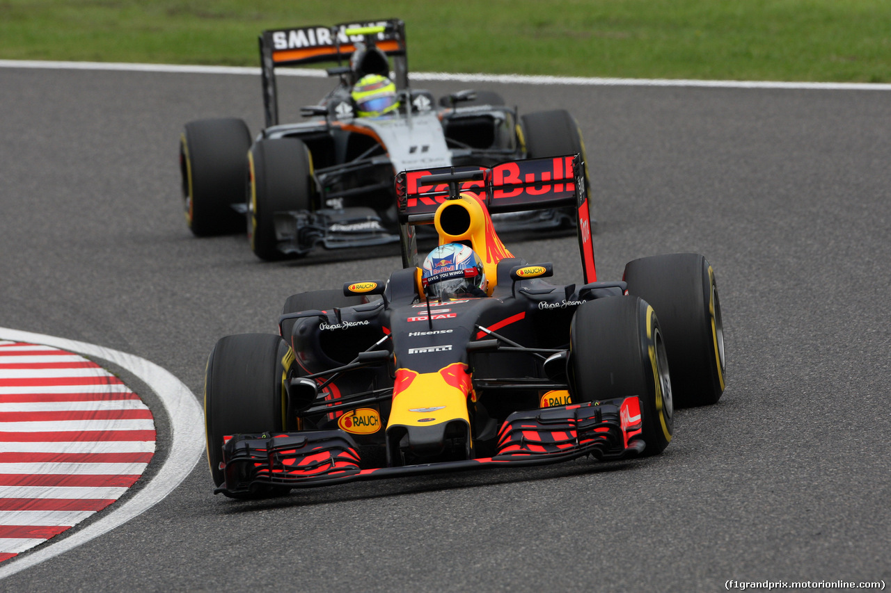 GP GIAPPONE, 09.10.2016 - Gara, Daniel Ricciardo (AUS) Red Bull Racing RB12 davanti a Sergio Perez (MEX) Sahara Force India F1 VJM09