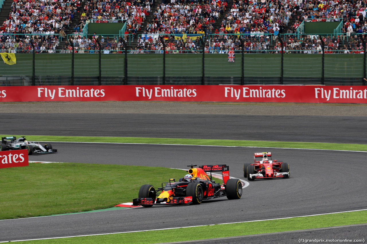 GP GIAPPONE, 09.10.2016 - Gara, Daniel Ricciardo (AUS) Red Bull Racing RB12 davanti a Kimi Raikkonen (FIN) Ferrari SF16-H e Lewis Hamilton (GBR) Mercedes AMG F1 W07 Hybrid