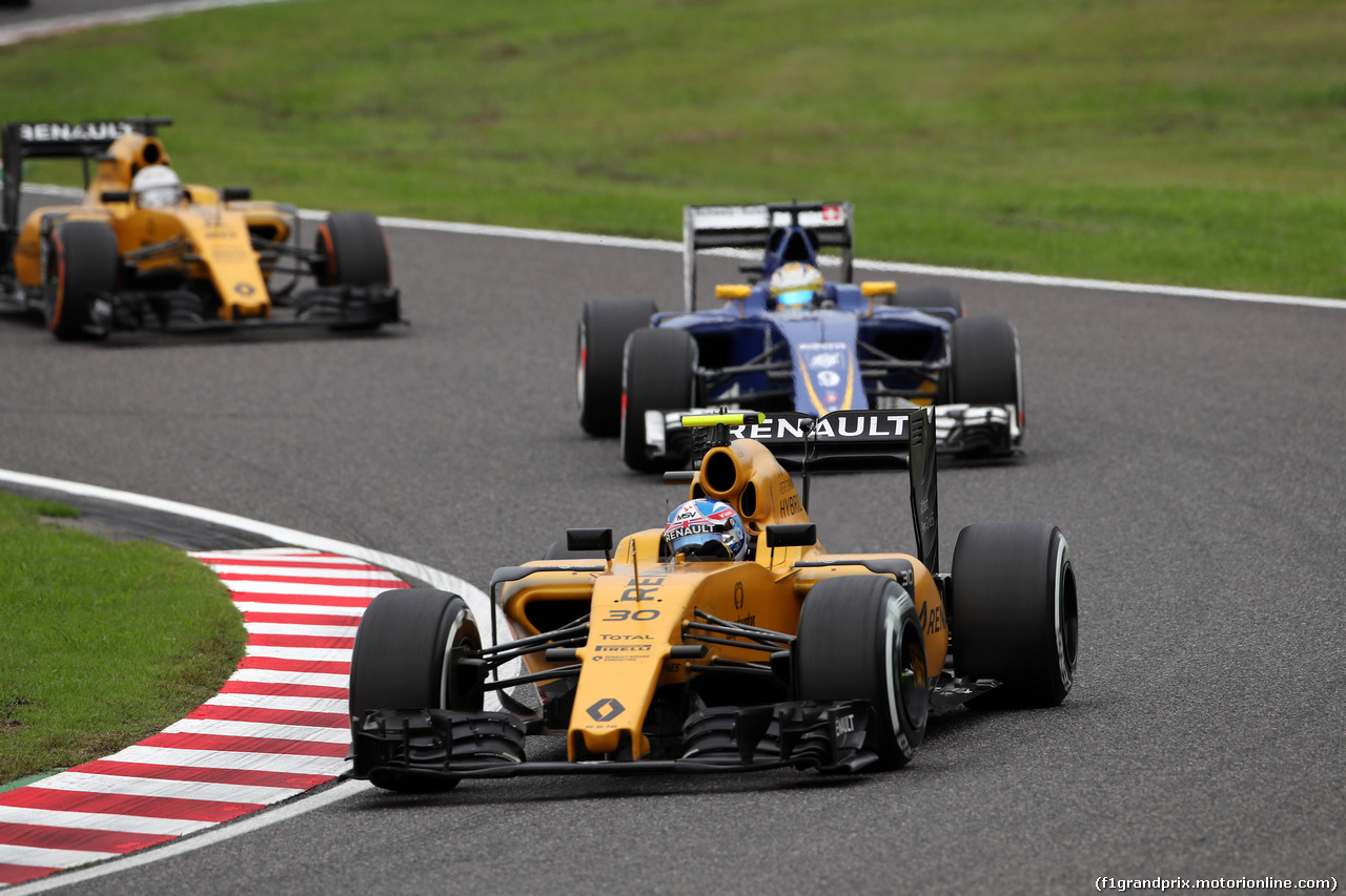 GP GIAPPONE, 09.10.2016 - Gara, Jolyon Palmer (GBR) Renault Sport F1 Team RS16 davanti a Marcus Ericsson (SUE) Sauber C34 e Kevin Magnussen (DEN) Renault Sport F1 Team RS16