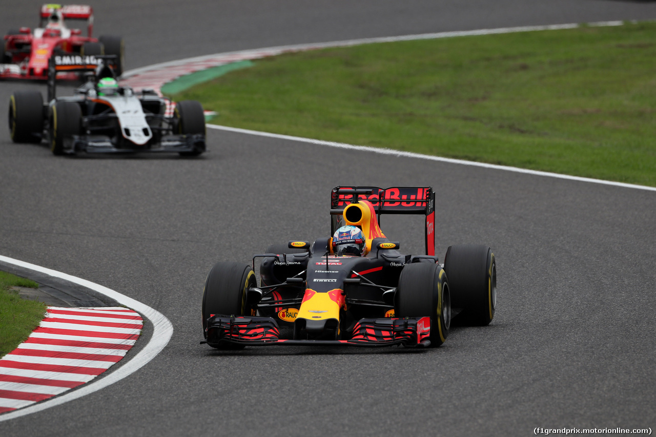 GP GIAPPONE, 09.10.2016 - Gara, Daniel Ricciardo (AUS) Red Bull Racing RB12 davanti a Nico Hulkenberg (GER) Sahara Force India F1 VJM09