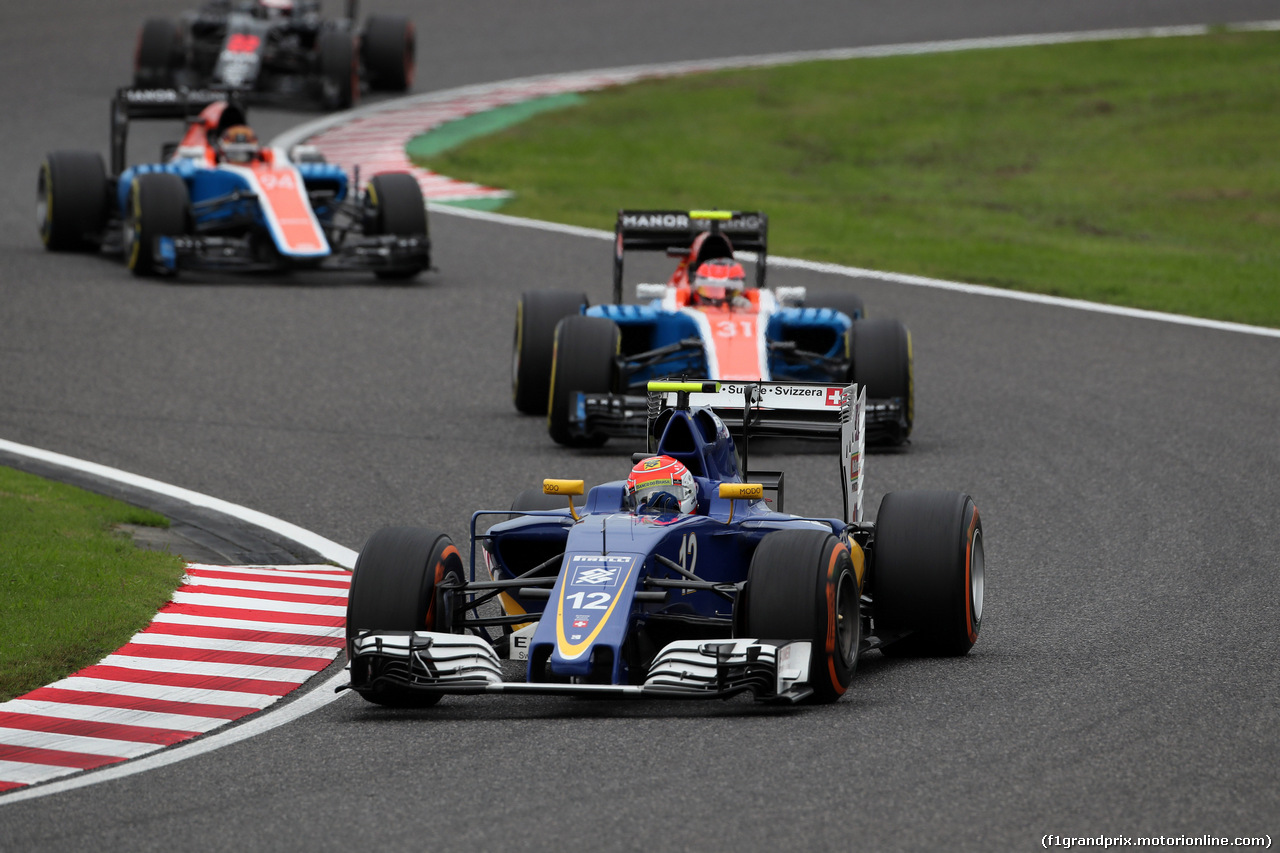 GP GIAPPONE, 09.10.2016 - Gara, Felipe Nasr (BRA) Sauber C34 davanti a Esteban Ocon (FRA) Manor Racing MRT05