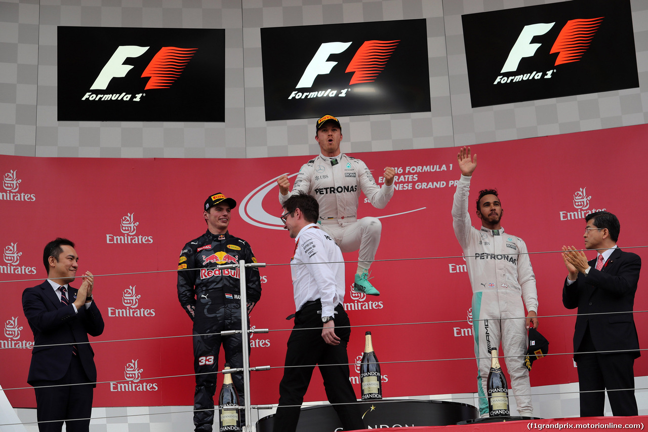 GP GIAPPONE, 09.10.2016 - Gara, secondo Max Verstappen (NED) Red Bull Racing RB12, Nico Rosberg (GER) Mercedes AMG F1 W07 Hybrid vincitore e terzo Lewis Hamilton (GBR) Mercedes AMG F1 W07 Hybrid