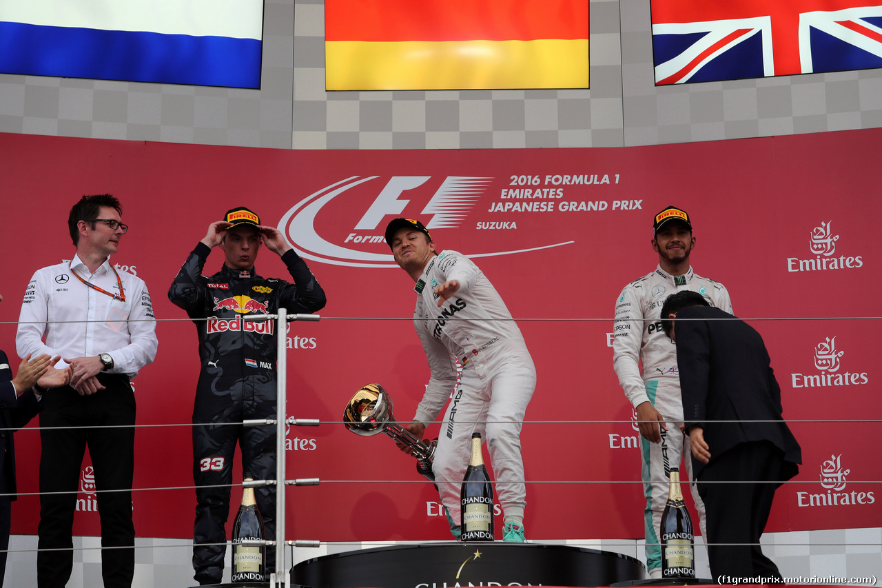 GP GIAPPONE, 09.10.2016 - Gara, secondo Max Verstappen (NED) Red Bull Racing RB12, Nico Rosberg (GER) Mercedes AMG F1 W07 Hybrid vincitore e terzo Lewis Hamilton (GBR) Mercedes AMG F1 W07 Hybrid