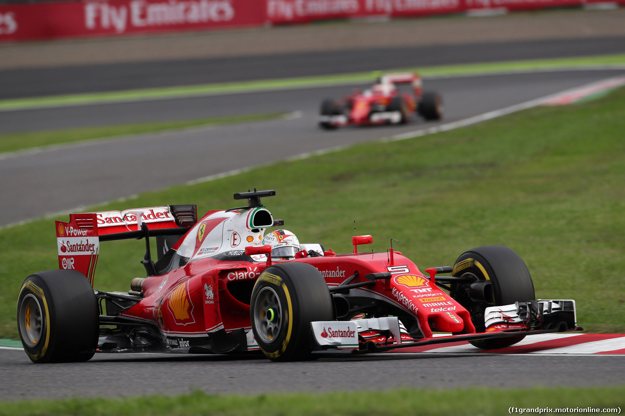 GP GIAPPONE, 09.10.2016 - Gara, Sebastian Vettel (GER) Ferrari SF16-H e Kimi Raikkonen (FIN) Ferrari SF16-H