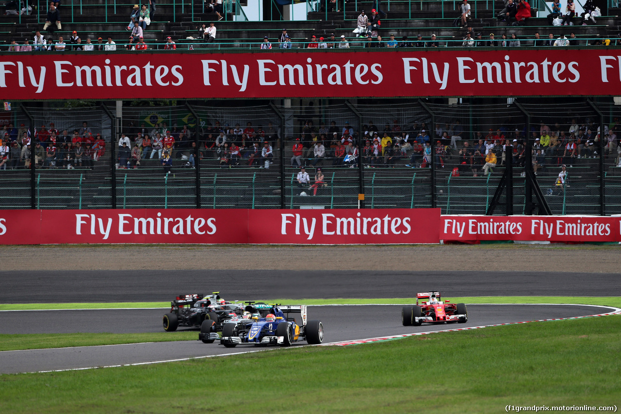 GP GIAPPONE, 09.10.2016 - Gara, Felipe Nasr (BRA) Sauber C34 davanti a Sebastian Vettel (GER) Ferrari SF16-H