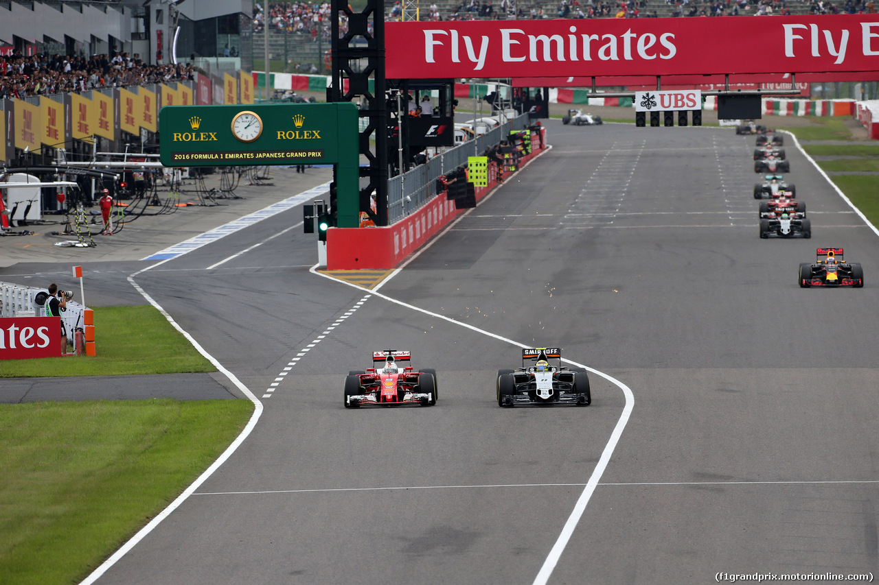 GP GIAPPONE, 09.10.2016 - Gara, Sebastian Vettel (GER) Ferrari SF16-H e Sergio Perez (MEX) Sahara Force India F1 VJM09