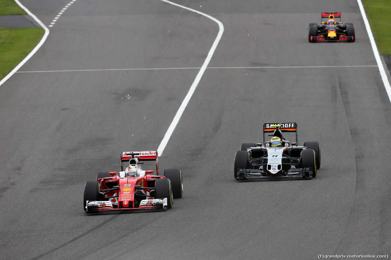 GP GIAPPONE, 09.10.2016 - Gara, Sebastian Vettel (GER) Ferrari SF16-H e Sergio Perez (MEX) Sahara Force India F1 VJM09