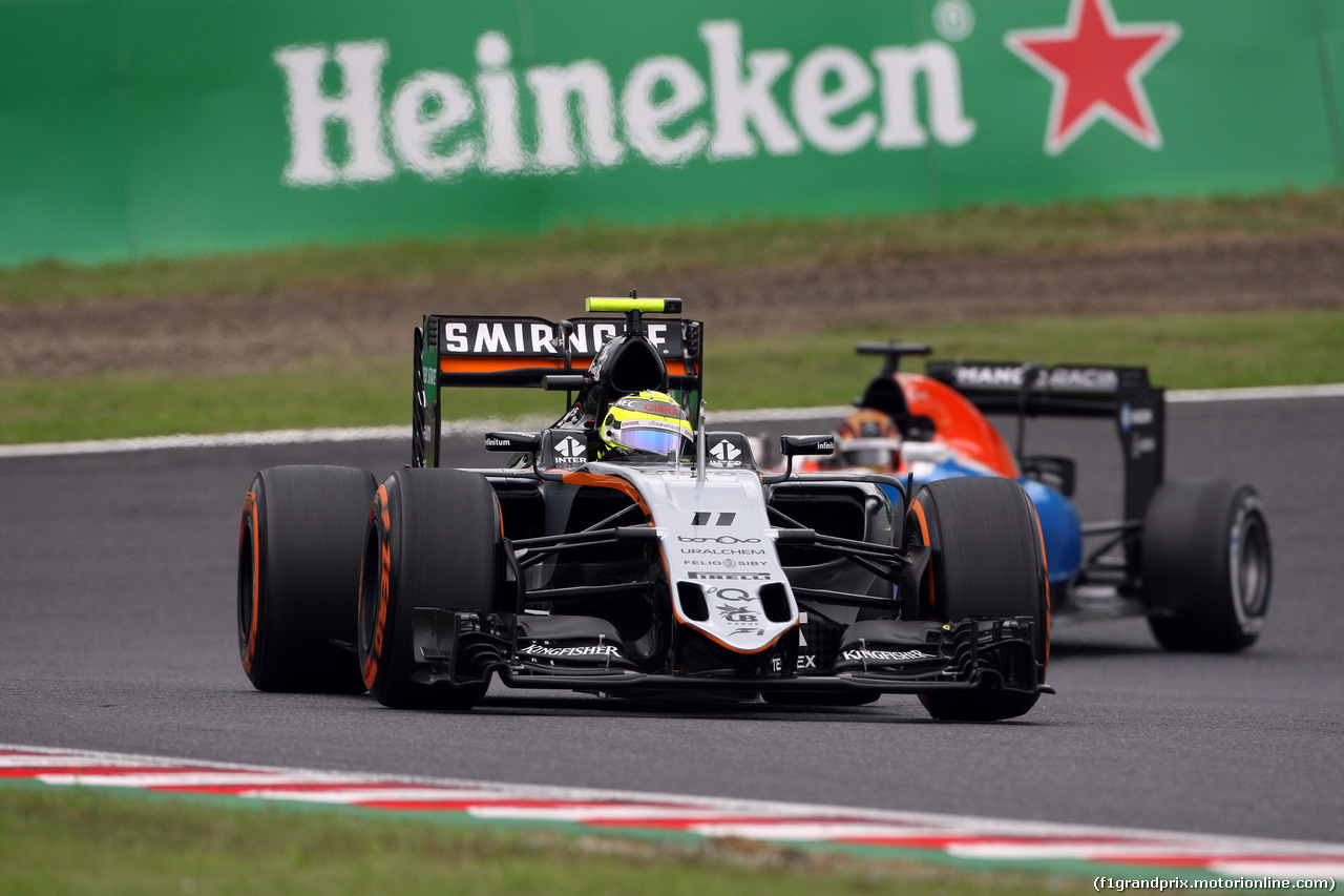 GP GIAPPONE, 08.10.2016 - Prove Libere 3, Sergio Perez (MEX) Sahara Force India F1 VJM09 amd Pascal Wehrlein (GER) Manor Racing MRT05