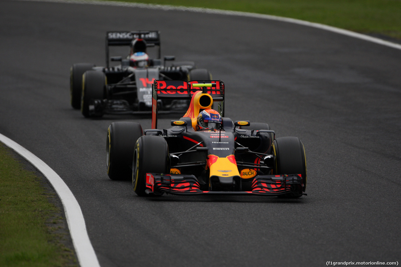 GP GIAPPONE, 08.10.2016 - Prove Libere 3, Max Verstappen (NED) Red Bull Racing RB12 e Fernando Alonso (ESP) McLaren Honda MP4-31