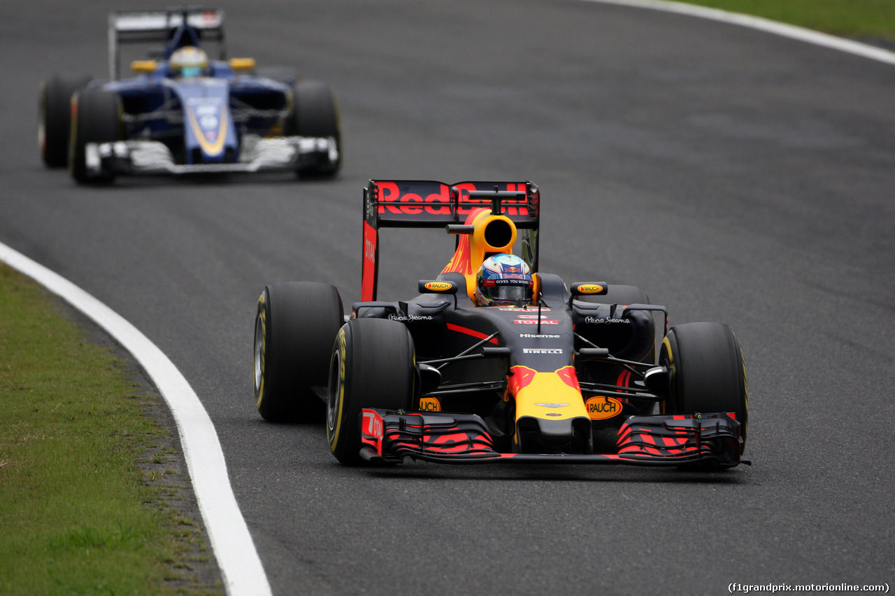 GP GIAPPONE, 08.10.2016 - Prove Libere 3, Daniel Ricciardo (AUS) Red Bull Racing RB12 e Marcus Ericsson (SUE) Sauber C34