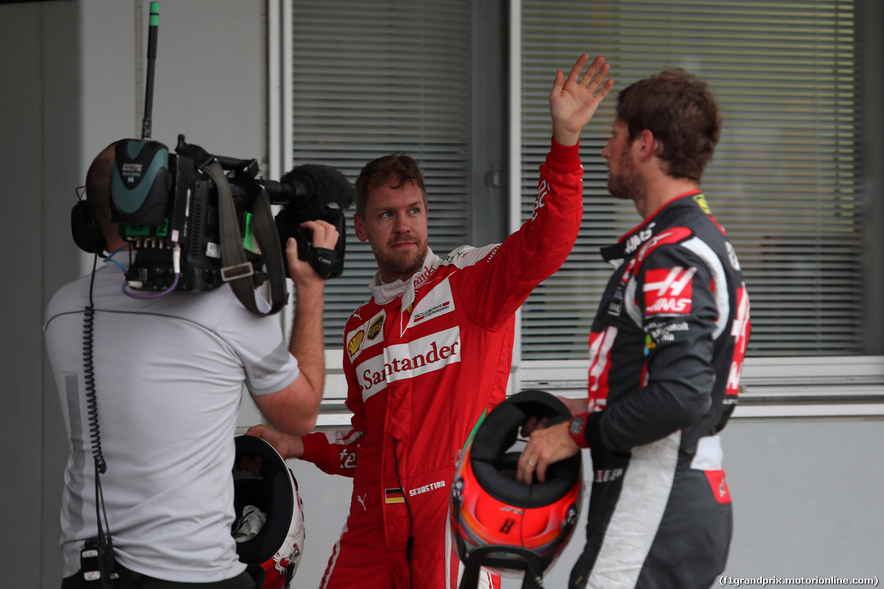GP GIAPPONE, 08.10.2016 - Qualifiche, Sebastian Vettel (GER) Ferrari SF16-H e Romain Grosjean (FRA) Haas F1 Team VF-16