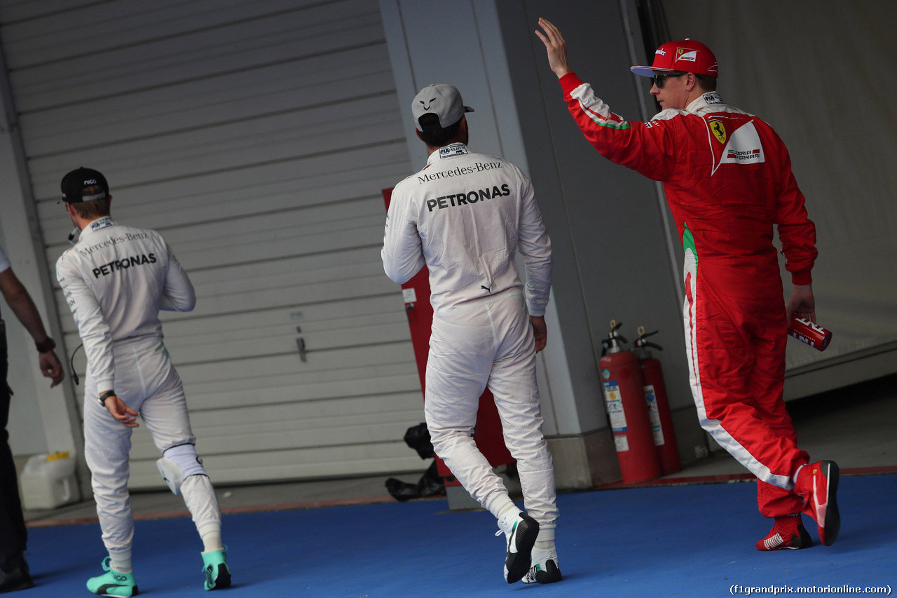 GP GIAPPONE, 08.10.2016 - Qualifiche, Nico Rosberg (GER) Mercedes AMG F1 W07 Hybrid, Lewis Hamilton (GBR) Mercedes AMG F1 W07 Hybrid e Kimi Raikkonen (FIN) Ferrari SF16-H