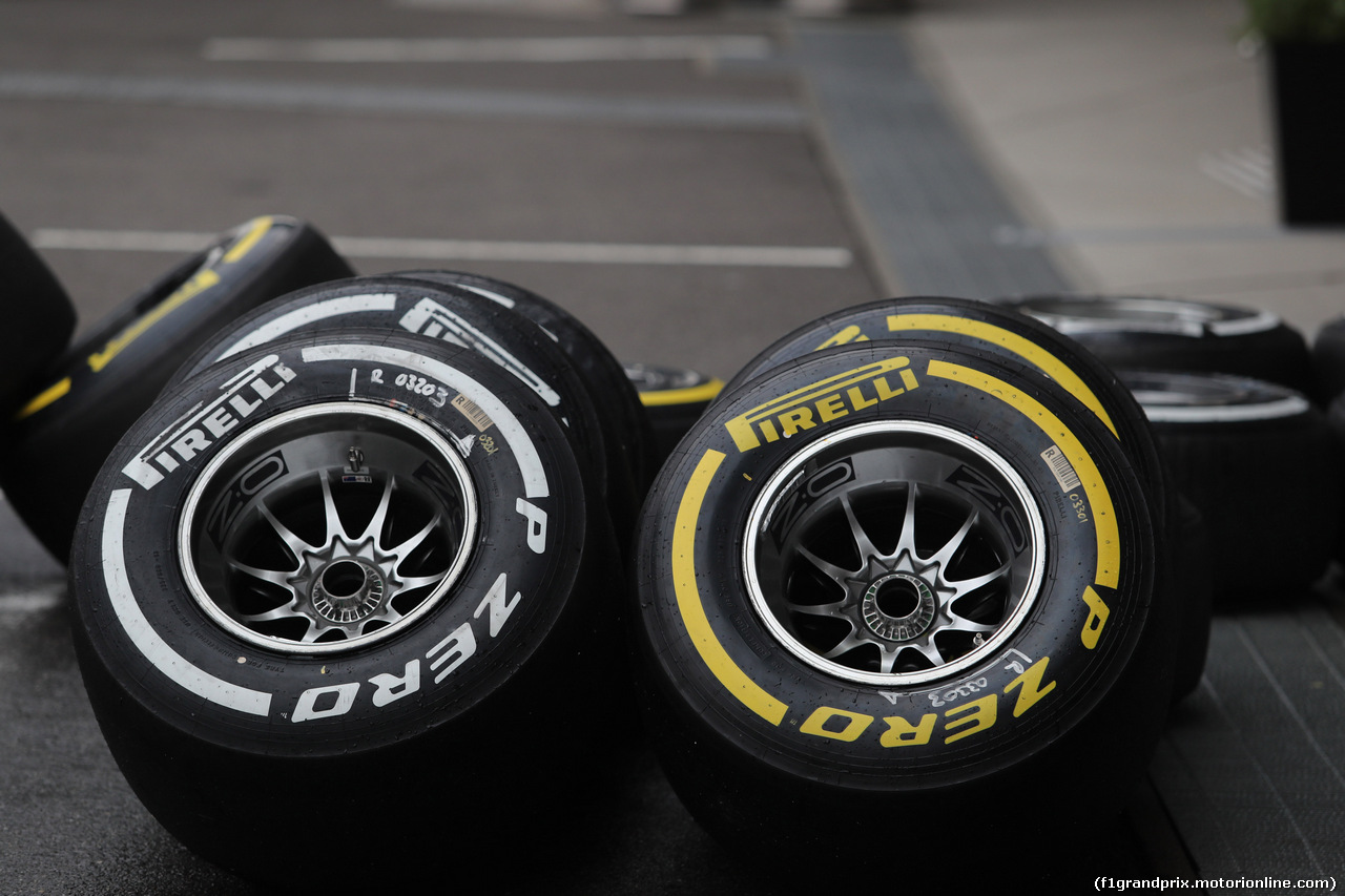 GP GIAPPONE, 08.10.2016 - Qualifiche, Pirelli Tyres e OZ Wheels