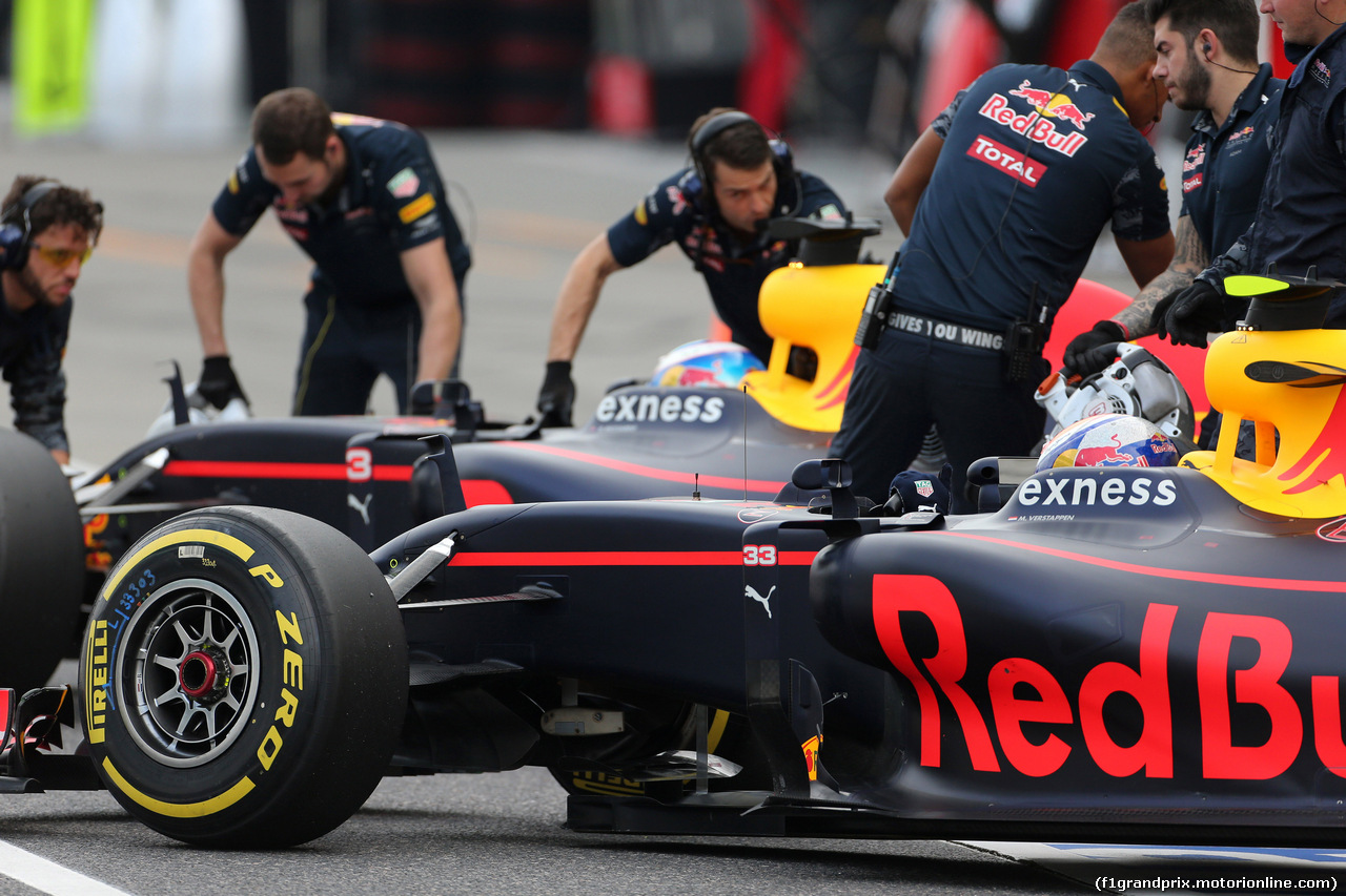 GP GIAPPONE, 08.10.2016 - Qualifiche, Daniel Ricciardo (AUS) Red Bull Racing RB12 e Max Verstappen (NED) Red Bull Racing RB12