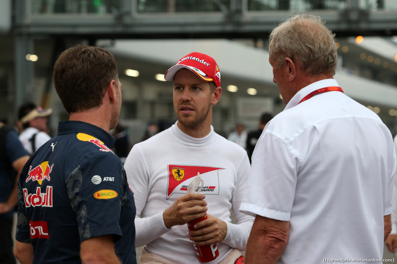 GP GIAPPONE, 08.10.2016 - Qualifiche, Christian Horner (GBR), Red Bull Racing, Sporting Director, Sebastian Vettel (GER) Ferrari SF16-H e Helmut Marko (AUT), Red Bull Racing, Red Bull Advisor