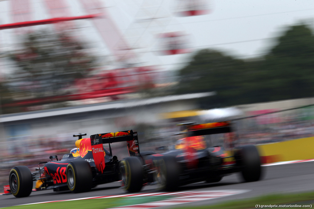 GP GIAPPONE, 08.10.2016 - Qualifiche, Daniel Ricciardo (AUS) Red Bull Racing RB12 e Max Verstappen (NED) Red Bull Racing RB12