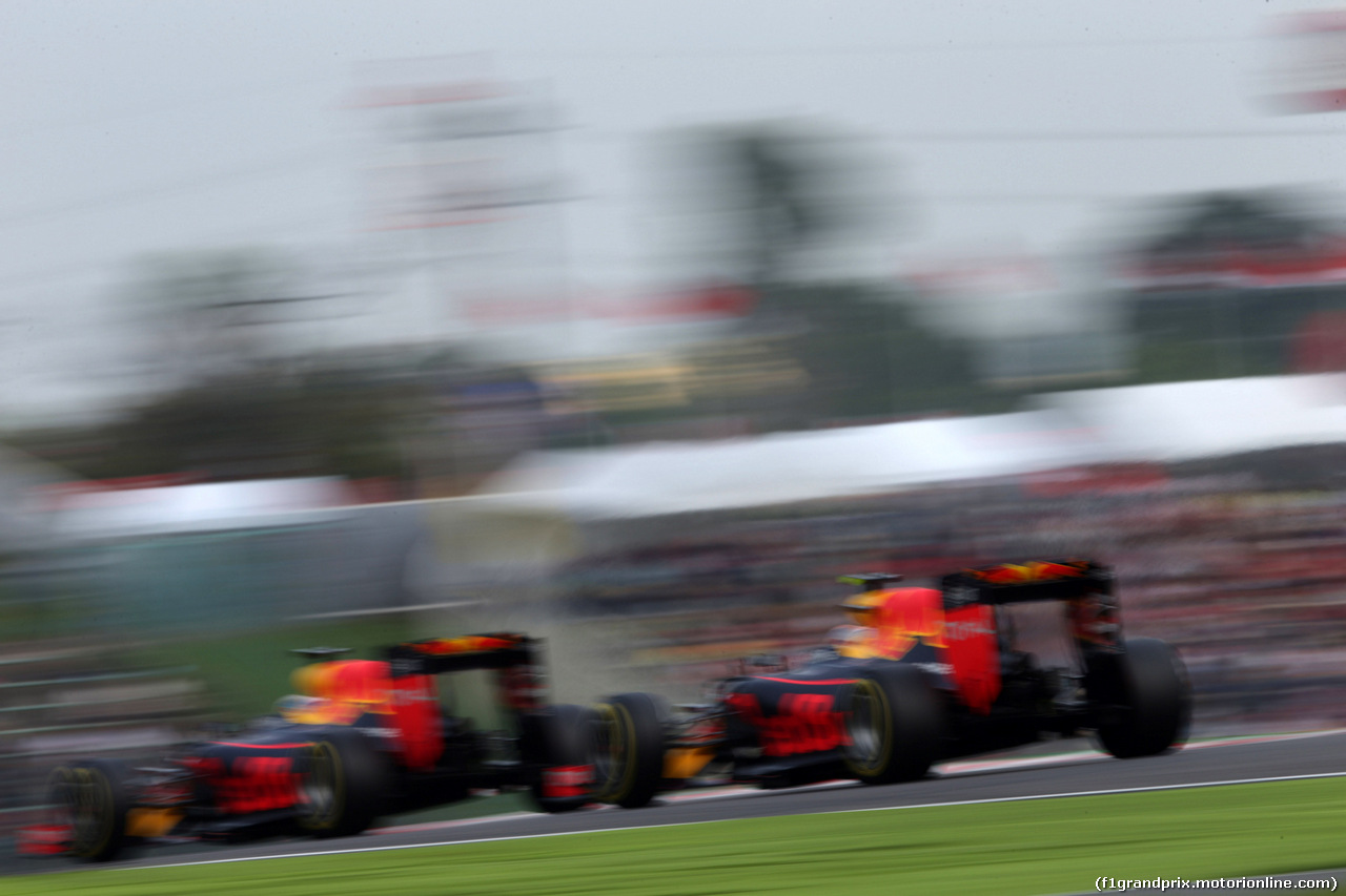 GP GIAPPONE, 08.10.2016 - Qualifiche, Daniel Ricciardo (AUS) Red Bull Racing RB12 e Max Verstappen (NED) Red Bull Racing RB12