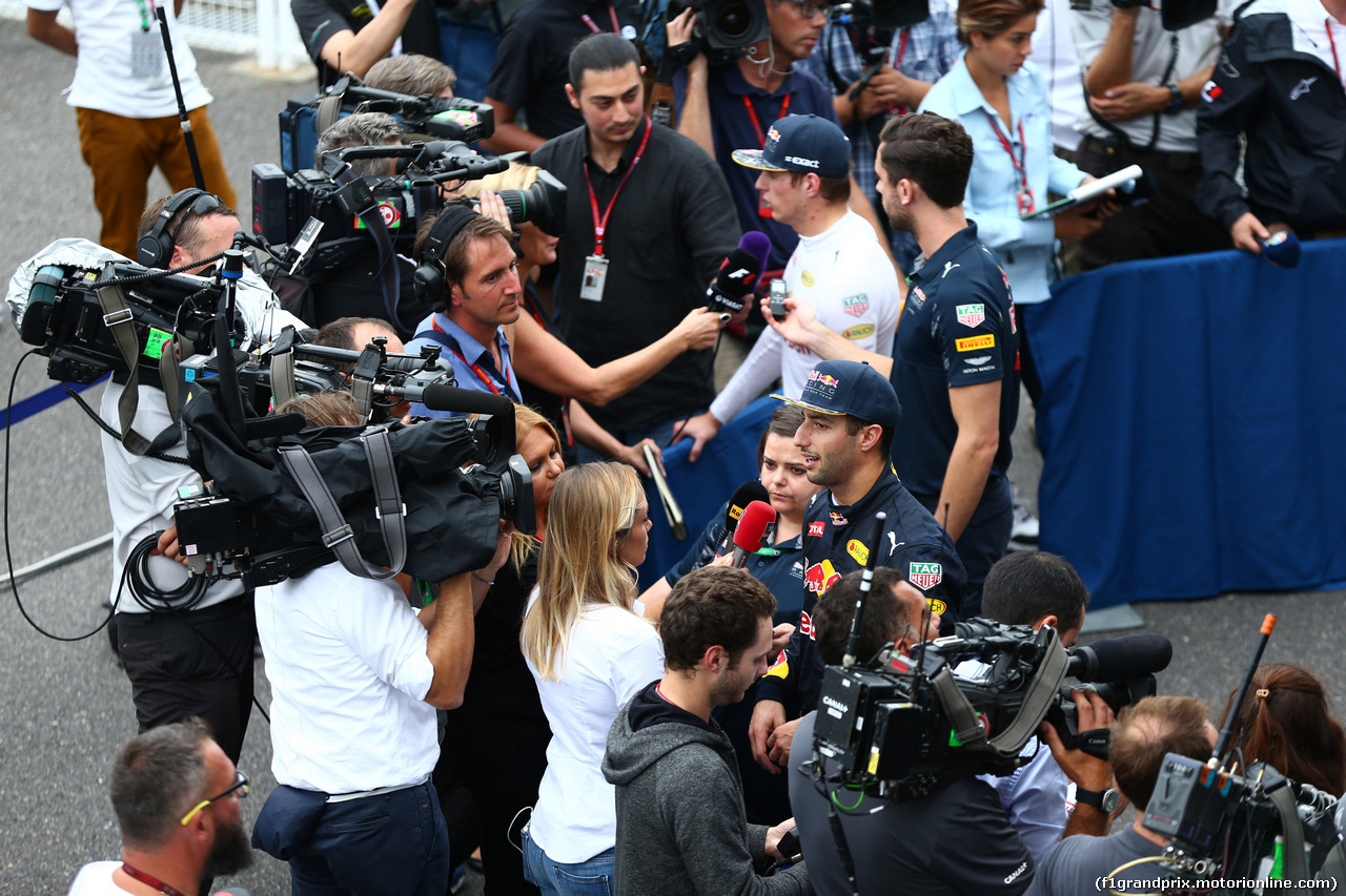 GP GIAPPONE, 08.10.2016 - Qualifiche, Daniel Ricciardo (AUS) Red Bull Racing RB12 e Max Verstappen (NED) Red Bull Racing RB12