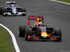 GP GIAPPONE, 08.10.2016 - Free Practice 3, Daniel Ricciardo (AUS) Red Bull Racing RB12 e Marcus Ericsson (SUE) Sauber C34
