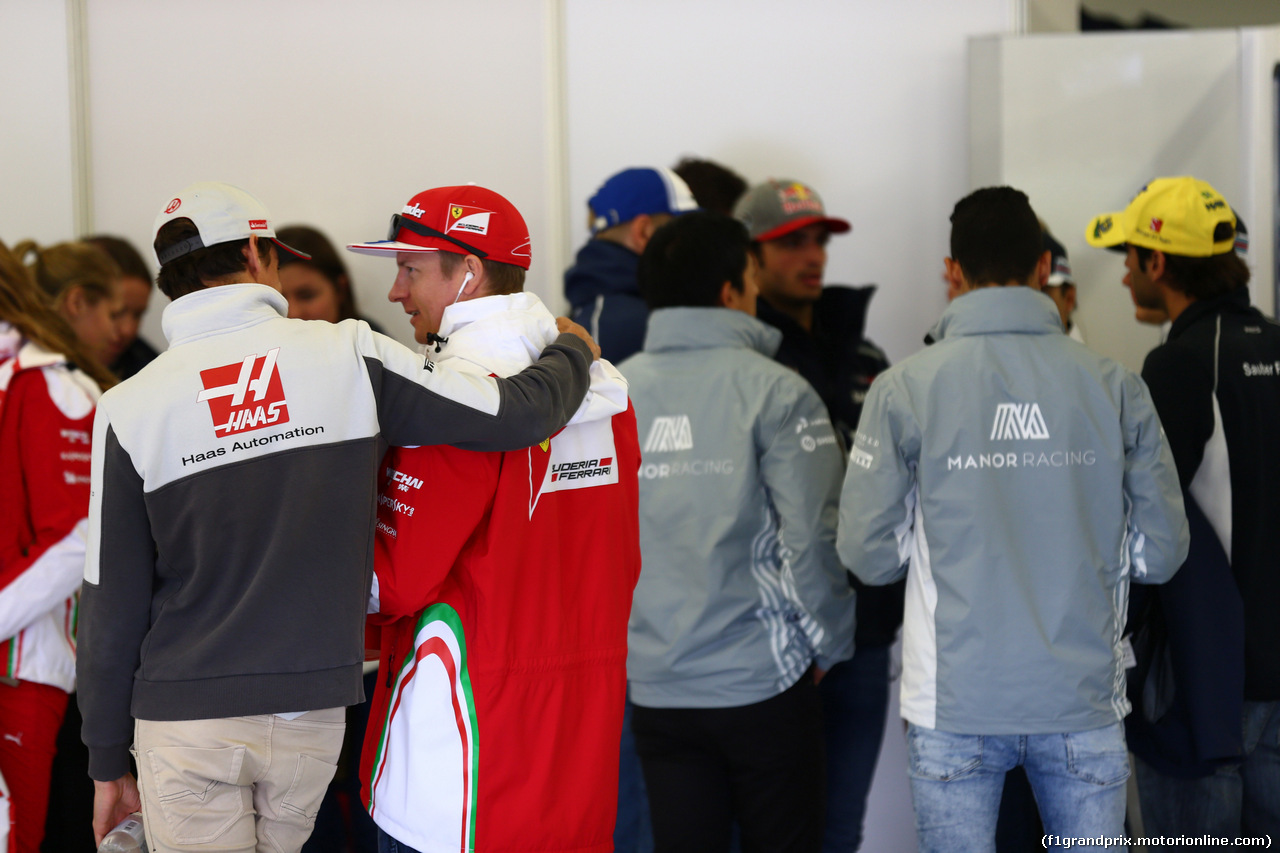GP GRAN BRETAGNA, 10.07.2016 - Esteban Gutierrez (MEX) Haas F1 Team VF-16 e Kimi Raikkonen (FIN) Ferrari SF16-H