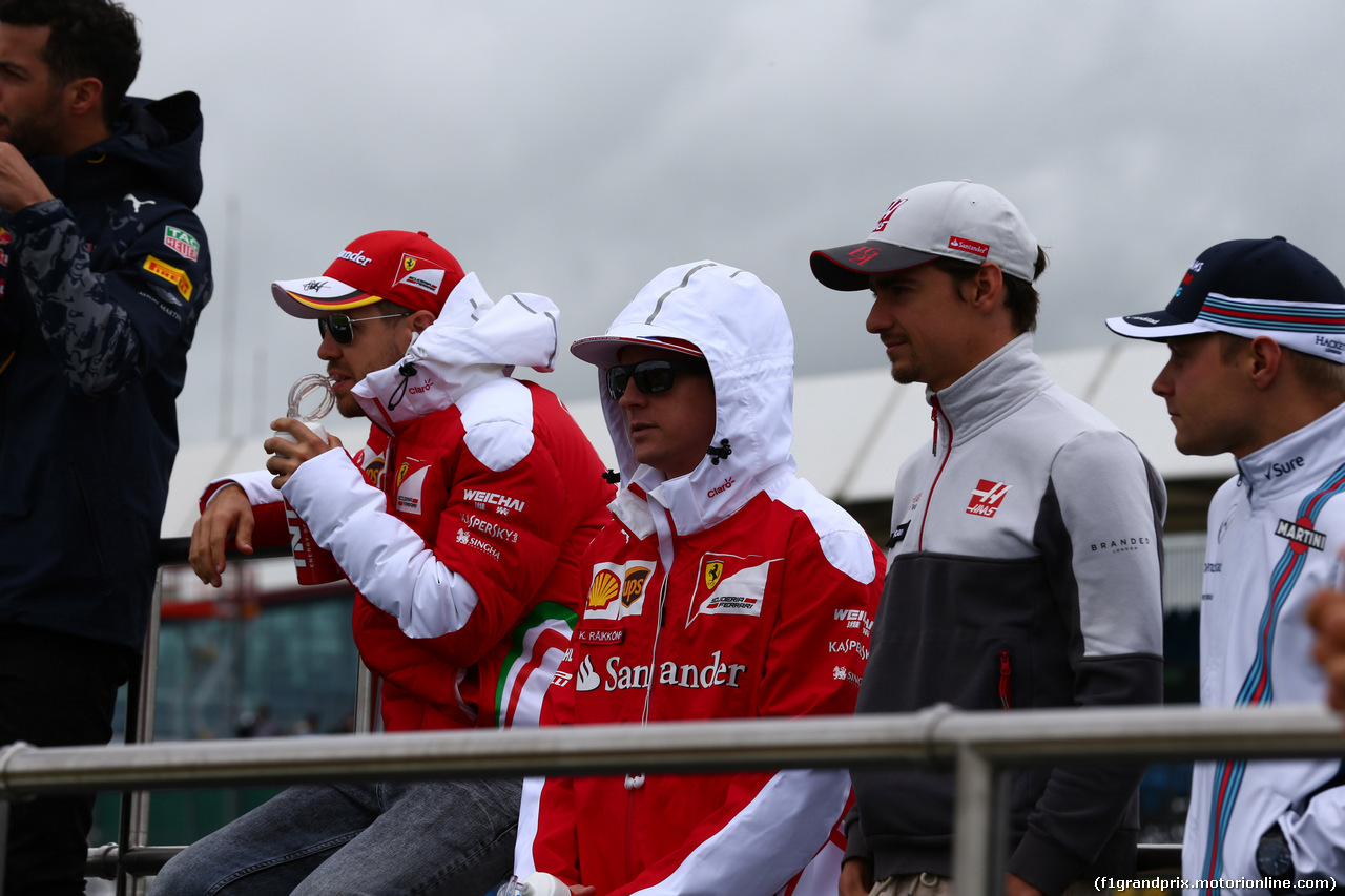 GP GRAN BRETAGNA, 10.07.2016 - Sebastian Vettel (GER) Ferrari SF16-H , Kimi Raikkonen (FIN) Ferrari SF16-H e Esteban Gutierrez (MEX) Haas F1 Team VF-16