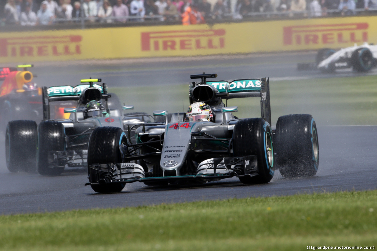 GP GRAN BRETAGNA, 10.07.2016 - Gara, Lewis Hamilton (GBR) Mercedes AMG F1 W07 Hybrid davanti a Nico Rosberg (GER) Mercedes AMG F1 W07 Hybrid