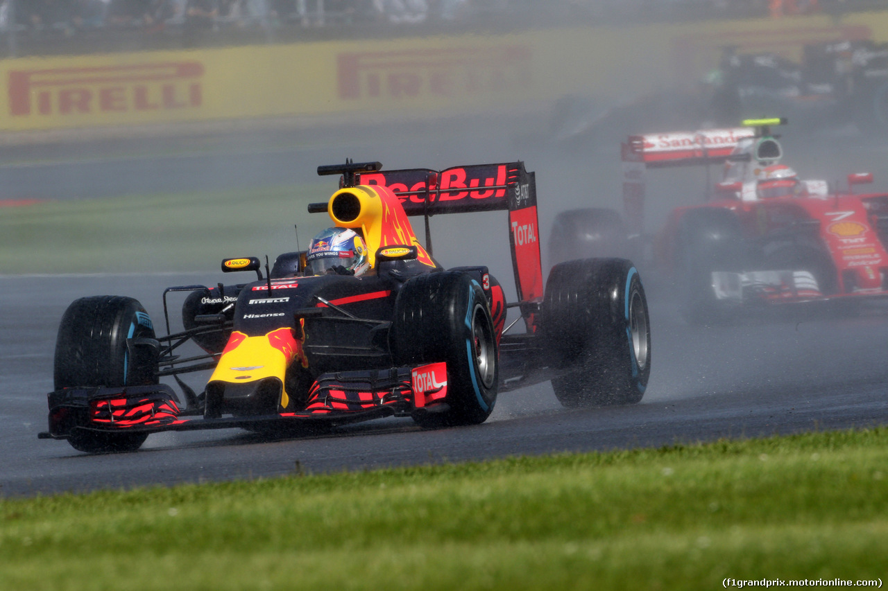 GP GRAN BRETAGNA, 10.07.2016 - Gara, Daniel Ricciardo (AUS) Red Bull Racing RB12 davanti a Kimi Raikkonen (FIN) Ferrari SF16-H