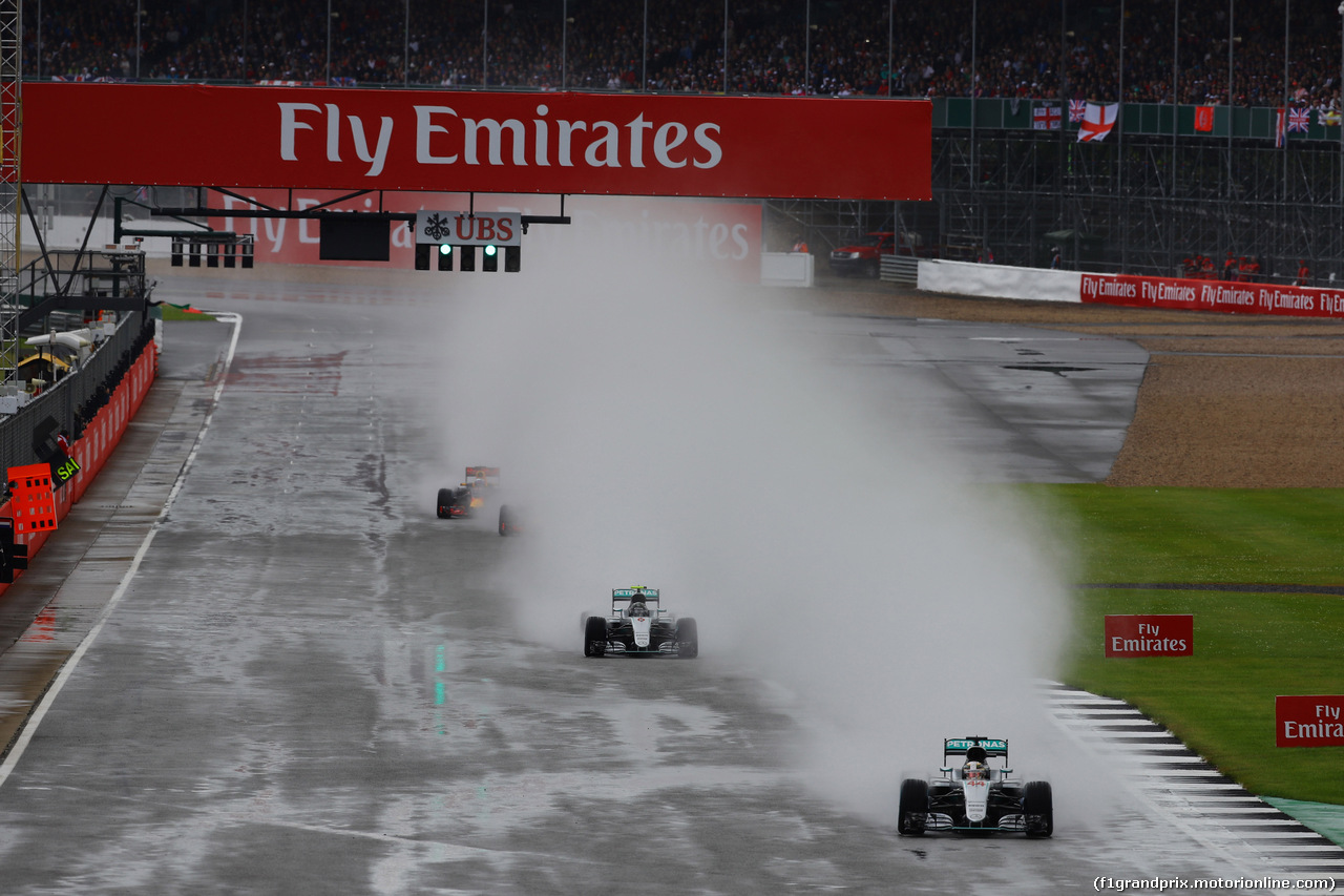 GP GRAN BRETAGNA, 10.07.2016 - Gara, Lewis Hamilton (GBR) Mercedes AMG F1 W07 Hybrid davanti a Nico Rosberg (GER) Mercedes AMG F1 W07 Hybrid