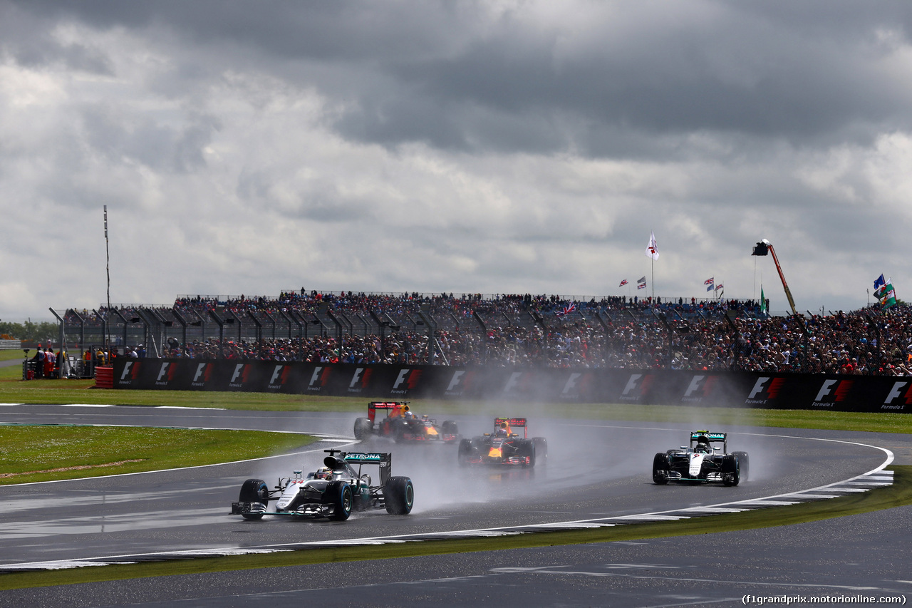 GP GRAN BRETAGNA, 10.07.2016 - Gara, Lewis Hamilton (GBR) Mercedes AMG F1 W07 Hybrid davanti a Nico Rosberg (GER) Mercedes AMG F1 W07 Hybrid