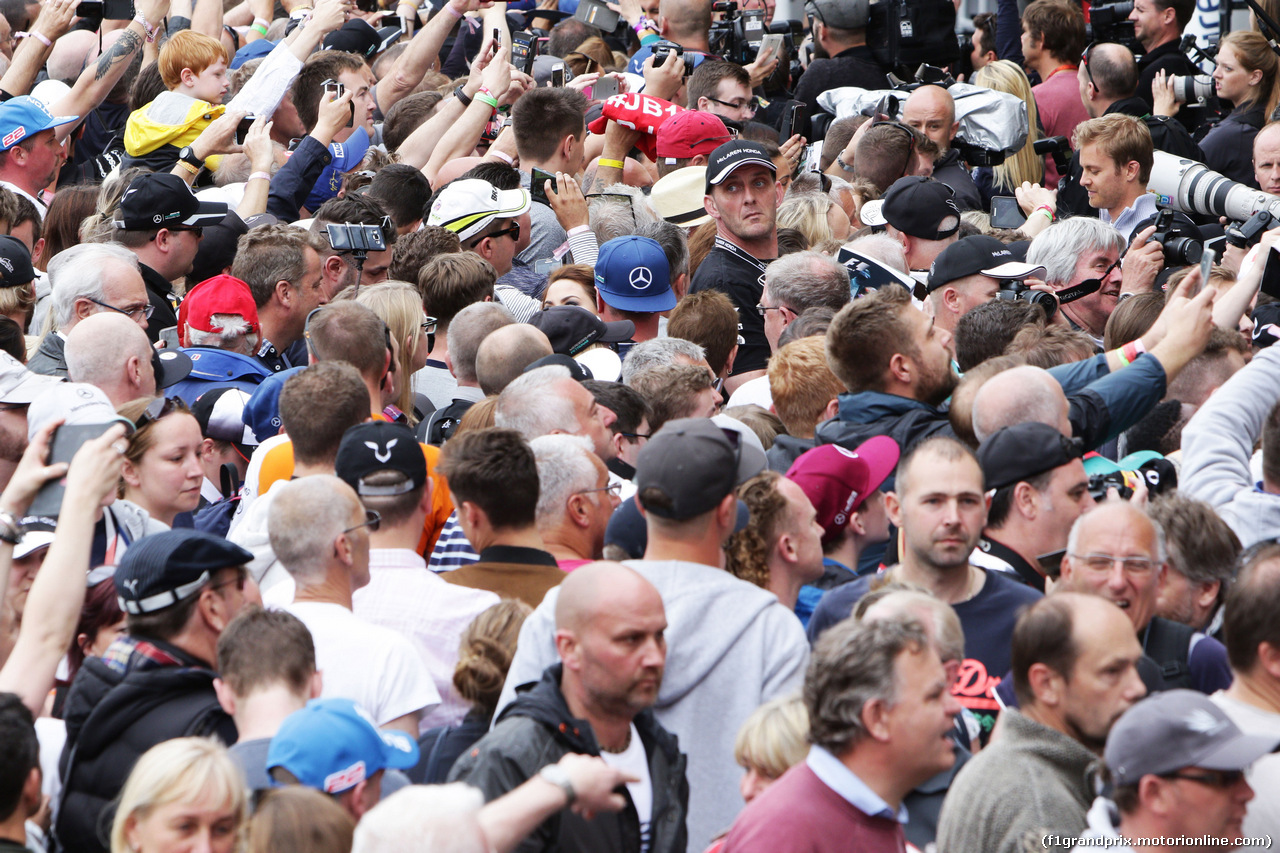 GP GRAN BRETAGNA, 07.07.2016- Nico Rosberg (GER) Mercedes AMG F1 signs autographs for the fans.