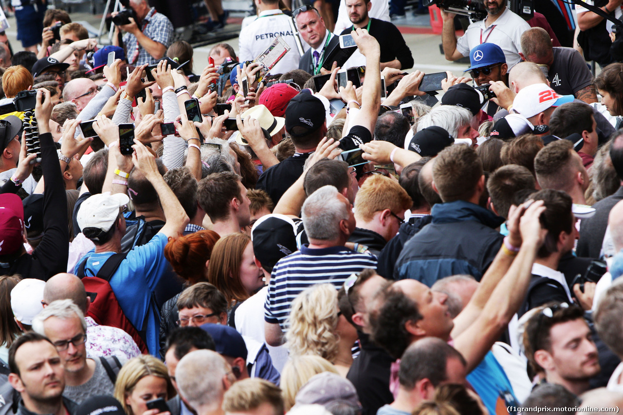 GP GRAN BRETAGNA, 07.07.2016- Lewis Hamilton (GBR) Mercedes AMG F1 signs autographs for the fans.