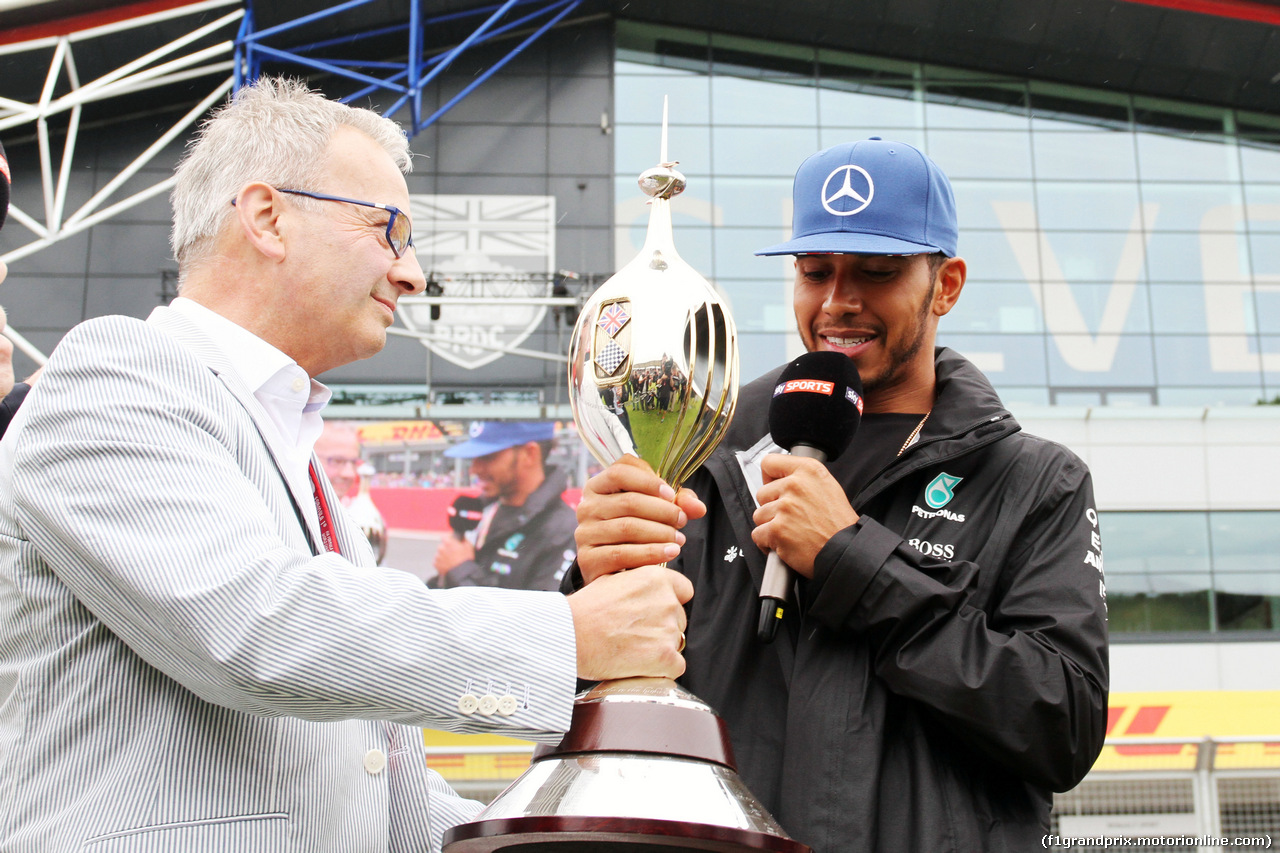 GP GRAN BRETAGNA, 07.07.2016- Lewis Hamilton (GBR) Mercedes AMG F1 is presented with the Hawthorn Trophy.