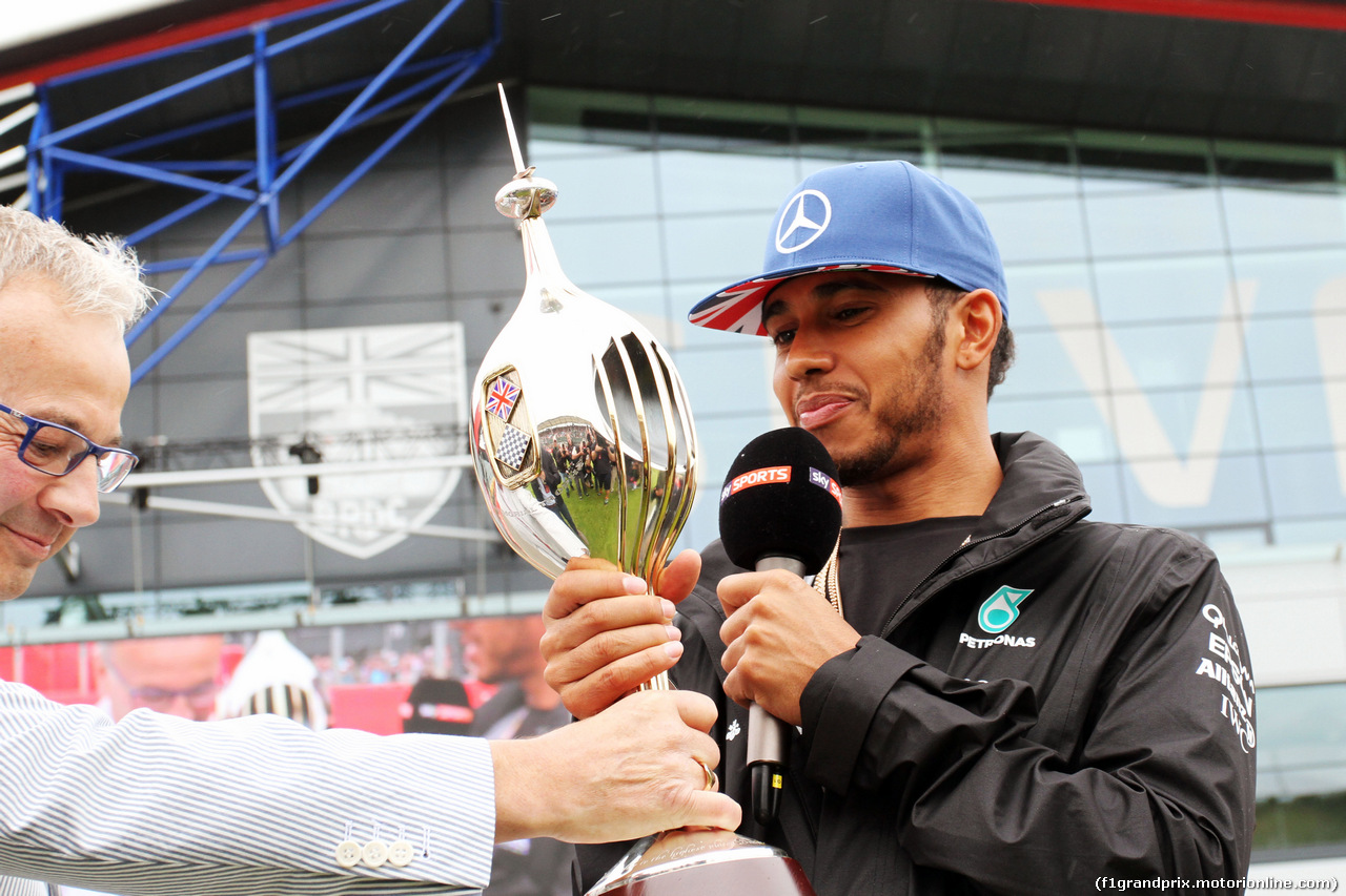 GP GRAN BRETAGNA, 07.07.2016- Lewis Hamilton (GBR) Mercedes AMG F1 is presented with the Hawthorn Trophy.