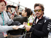 GP GRAN BRETAGNA, Fernando Alonso (ESP) McLaren signs autographs for the fans.