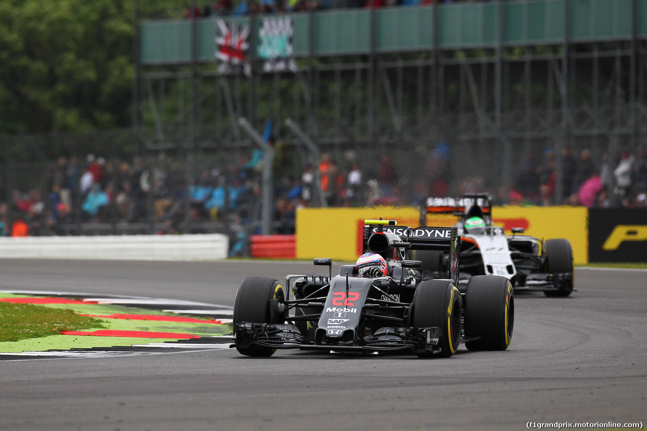 GP GRAN BRETAGNA, 09.07.2016 - Prove Libere 3, Jenson Button (GBR)  McLaren Honda MP4-31 e Nico Hulkenberg (GER) Sahara Force India F1 VJM09