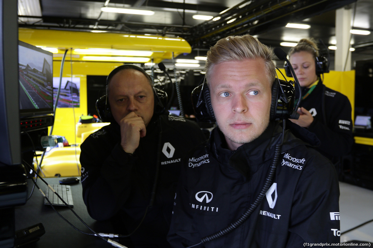 GP GRAN BRETAGNA, 08.07.2016 - Prove Libere 1, Kevin Magnussen (DEN) Renault Sport F1 Team RS16 e Frederic Vasseur (FRA) Renault Sport Formula One Team Racing Director