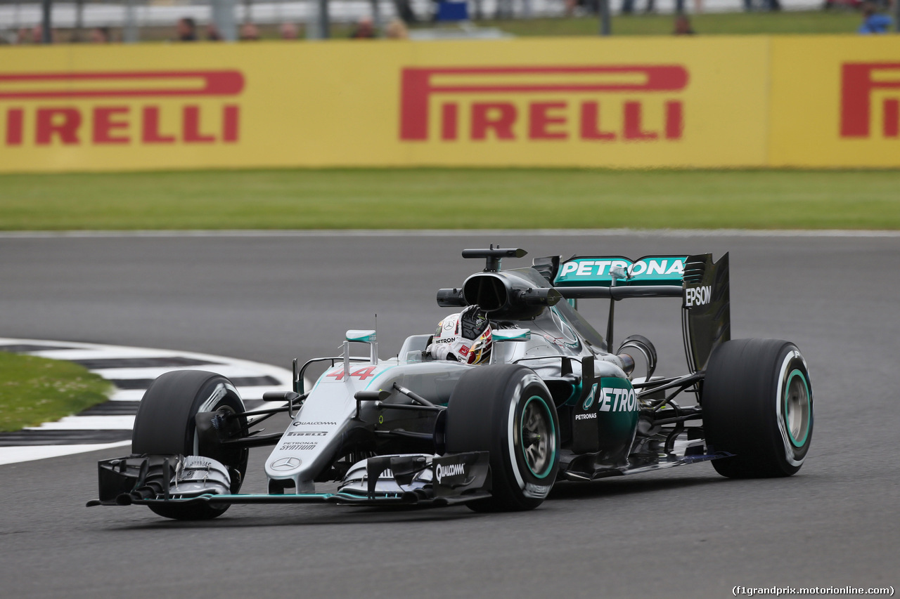 GP GRAN BRETAGNA, 08.07.2016 - Prove Libere 1, Lewis Hamilton (GBR) Mercedes AMG F1 W07 Hybrid swaves to the fans