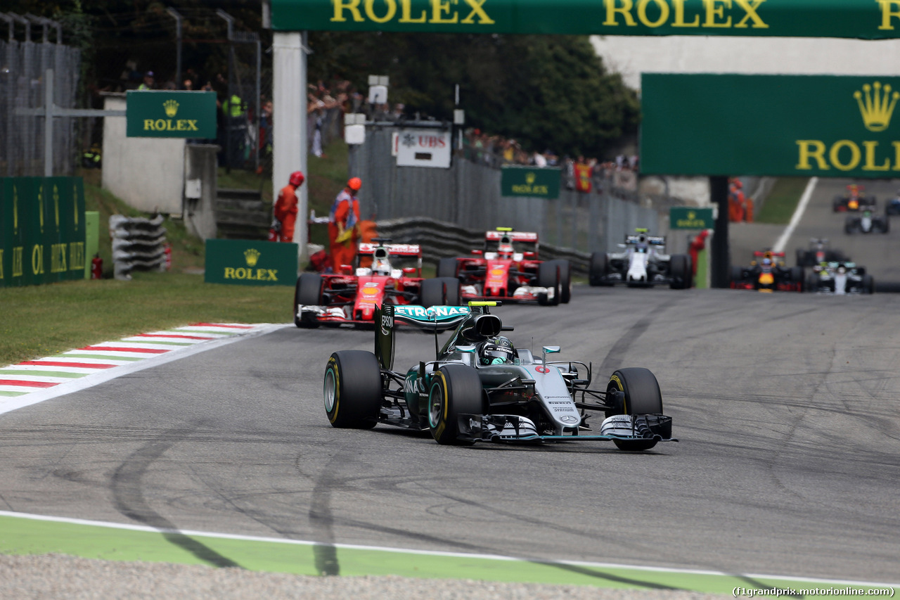 GP ITALIA, 04.09.2016 - Gara, Nico Rosberg (GER) Mercedes AMG F1 W07 Hybrid davanti a Sebastian Vettel (GER) Ferrari SF16-H