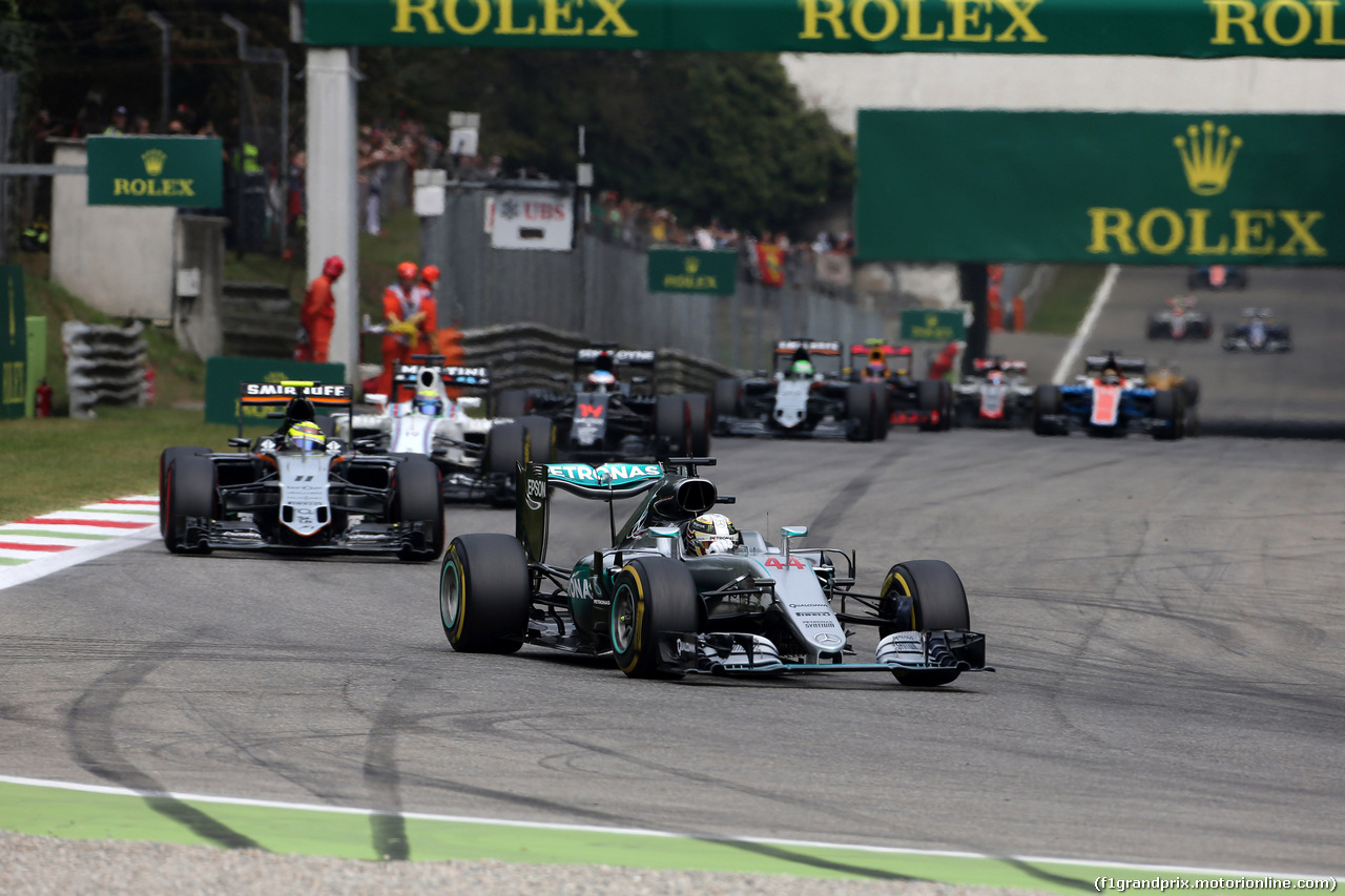 GP ITALIA, 04.09.2016 - Gara, Lewis Hamilton (GBR) Mercedes AMG F1 W07 Hybrid davanti a Sergio Perez (MEX) Sahara Force India F1 VJM09